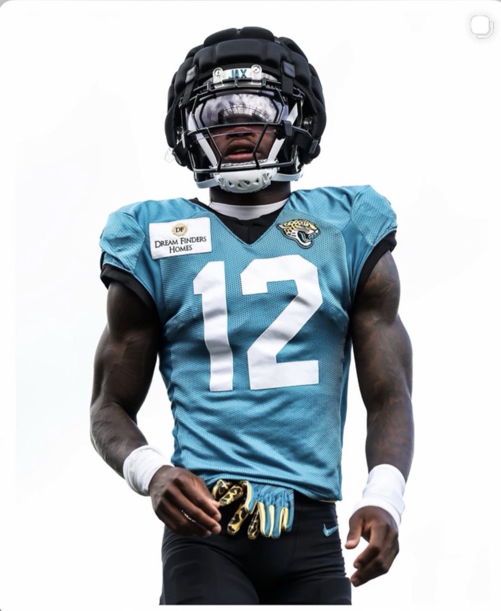 Conniefootball's tweet photo. What are they feeding this kid? 

📸 @PhotoBowles https://t.co/6EqdtYxsxC