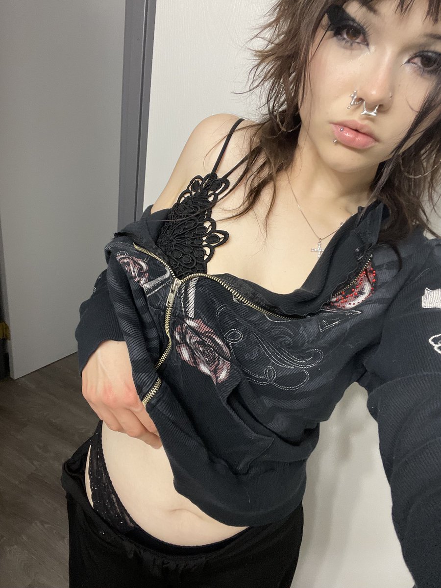 nataliewest92's tweet photo. come ruin my bratty little holes https://t.co/8ScSSgZuBi