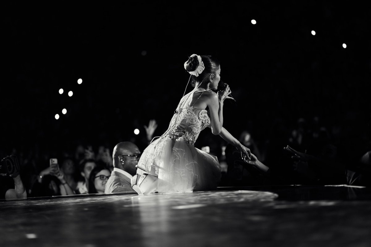 AGrande_ARG's tweet photo. "Esta gira ha sido la experiencia más sanadora, hermosa, reparadora, magnífica y especial de mi vida. Y "petal" también, ha sido extraordinario."

— Ariana Grande 🤍 https://t.co/Jx2mYWgmR4