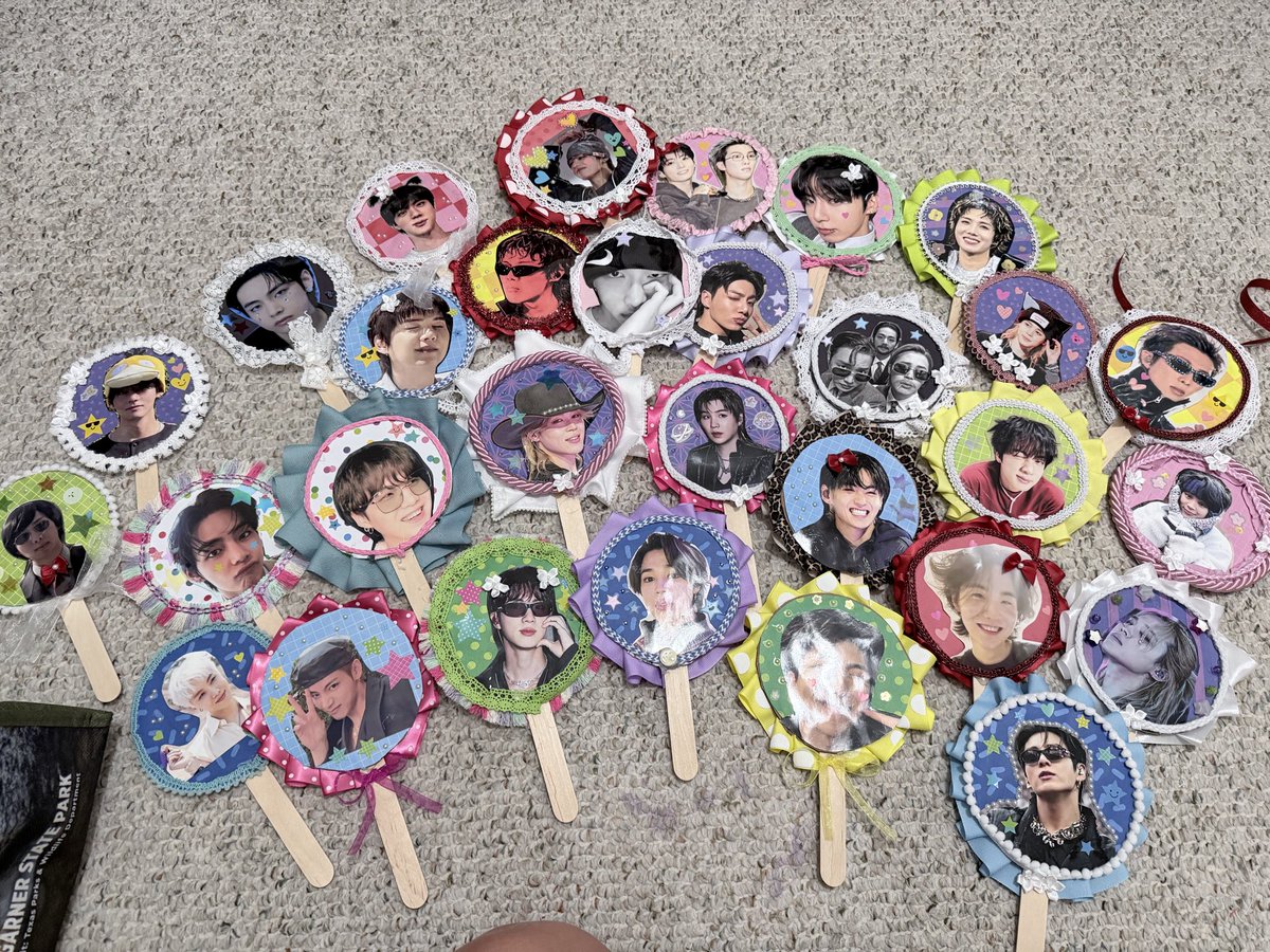 sugasmoonlightt's tweet photo. Made FREEBIES (for free not trades) for LA 🤍🤍🤍 https://t.co/rEADPx5iPQ