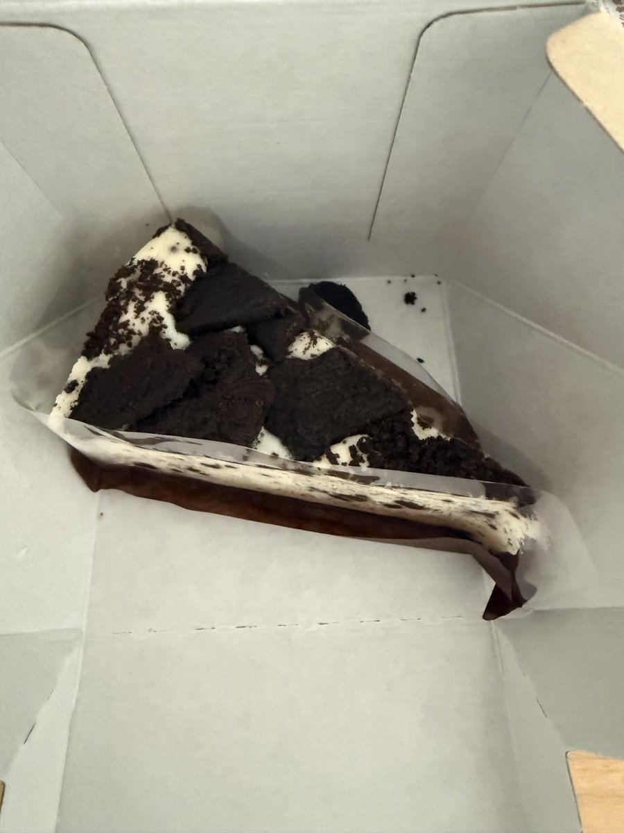 Gazyumon's tweet photo. スタバのクッキーアンドクリームのケーキ、めちゃくちゃ美味しかった
こりゃバズるわ
わたし写真撮るの下手だな笑 https://t.co/sIRmS6TtKK