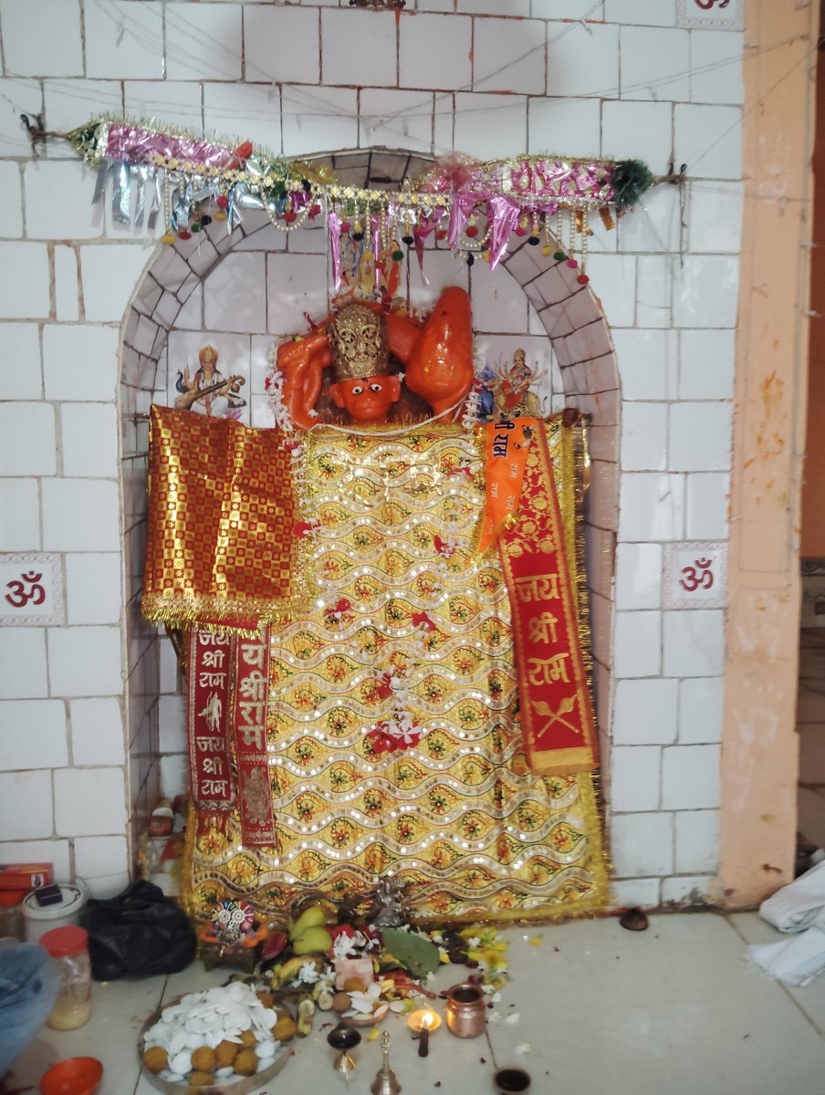 Ashishm91613161's tweet photo. *संबंध उसी आत्मा से,*
       *जुड़ता है जिनका हमसे,*

*पिछले जन्मों का कोई रिश्ता*
       *होता है*
*वरना दुनिया के इस भीड़ में,,*
       *कौन किसको जानता है..*
               
                    ।।सुप्रभात।।

#जय_श्री_सीताराम 
#जय_श्री_हनुमान https://t.co/YBsnjcSRS5