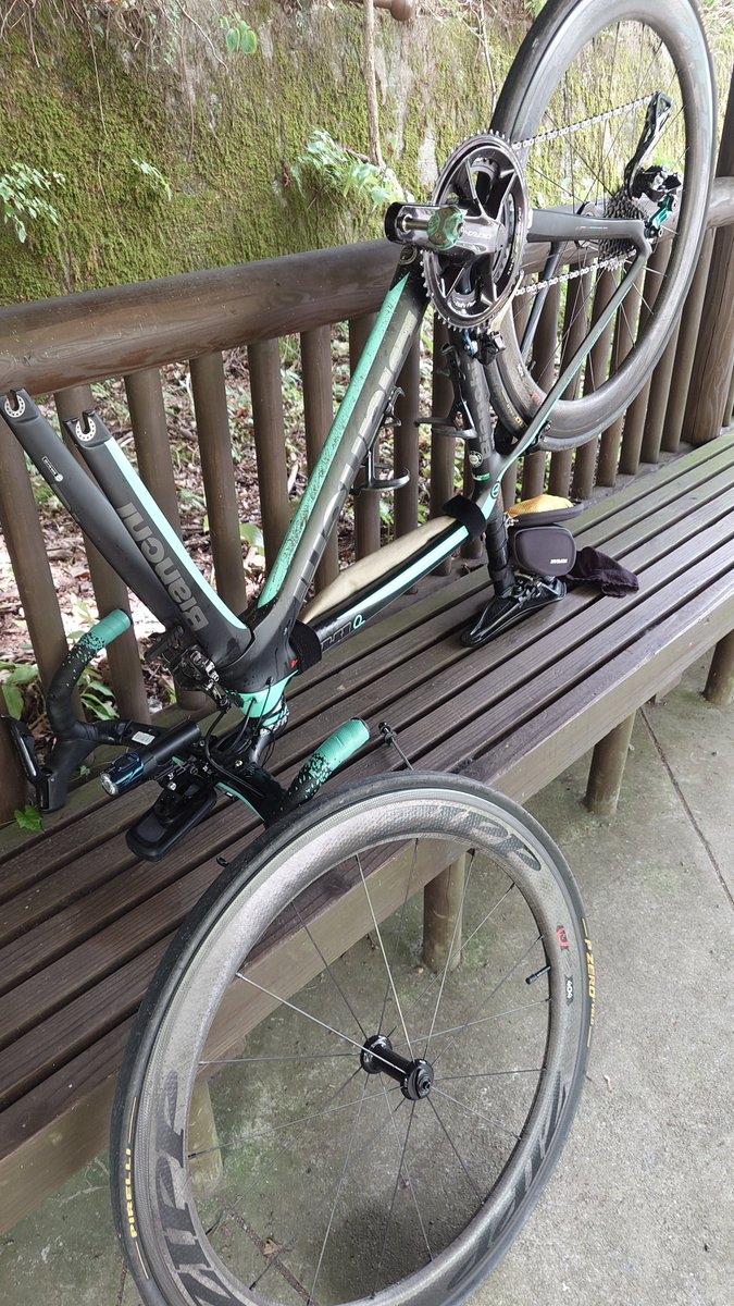 LEFTSG1227's tweet photo. 下りのトンネル内ででかい窪み避けきれず痛恨のリム打ち、トンネル抜けきってからペコペコになって助かった

結構な衝撃だったからリム逝ったと思ったけど無傷だった、今のホイールなら割れてたかもしれない

今回パンク2回目だけど毎回修理中、大丈夫ですかって声掛けてくれる、九州の人優しくて涙 https://t.co/ue73AMQqEy