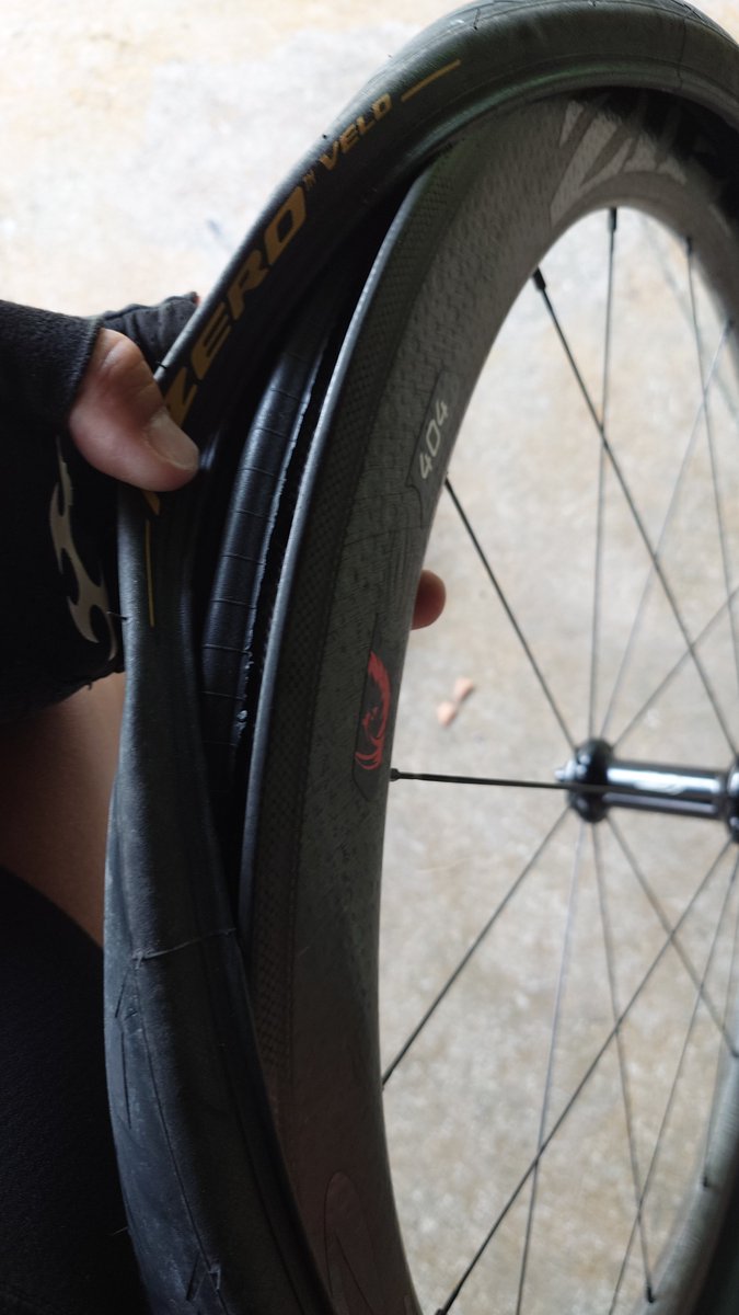 LEFTSG1227's tweet photo. 下りのトンネル内ででかい窪み避けきれず痛恨のリム打ち、トンネル抜けきってからペコペコになって助かった

結構な衝撃だったからリム逝ったと思ったけど無傷だった、今のホイールなら割れてたかもしれない

今回パンク2回目だけど毎回修理中、大丈夫ですかって声掛けてくれる、九州の人優しくて涙 https://t.co/ue73AMQqEy