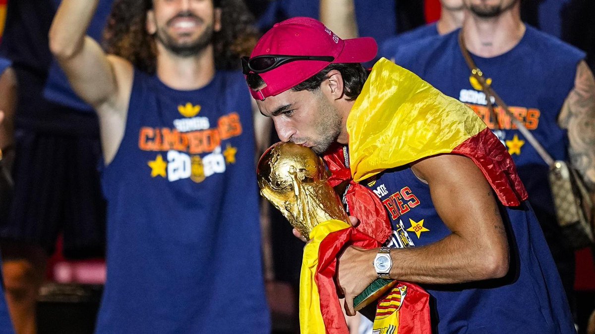 BarcaUniversal's tweet photo. · People saw you wearing a 'Make Spain Great Again' hat.

🚨🗣️ Ferran Torres: "Yes, it was a funny moment, but it wasn't related to politics; I honestly don't understand anything about politics."

"It was just about seeing Spain at the top again, winning the World Cup. It has nothing to do with politics or anything like that."