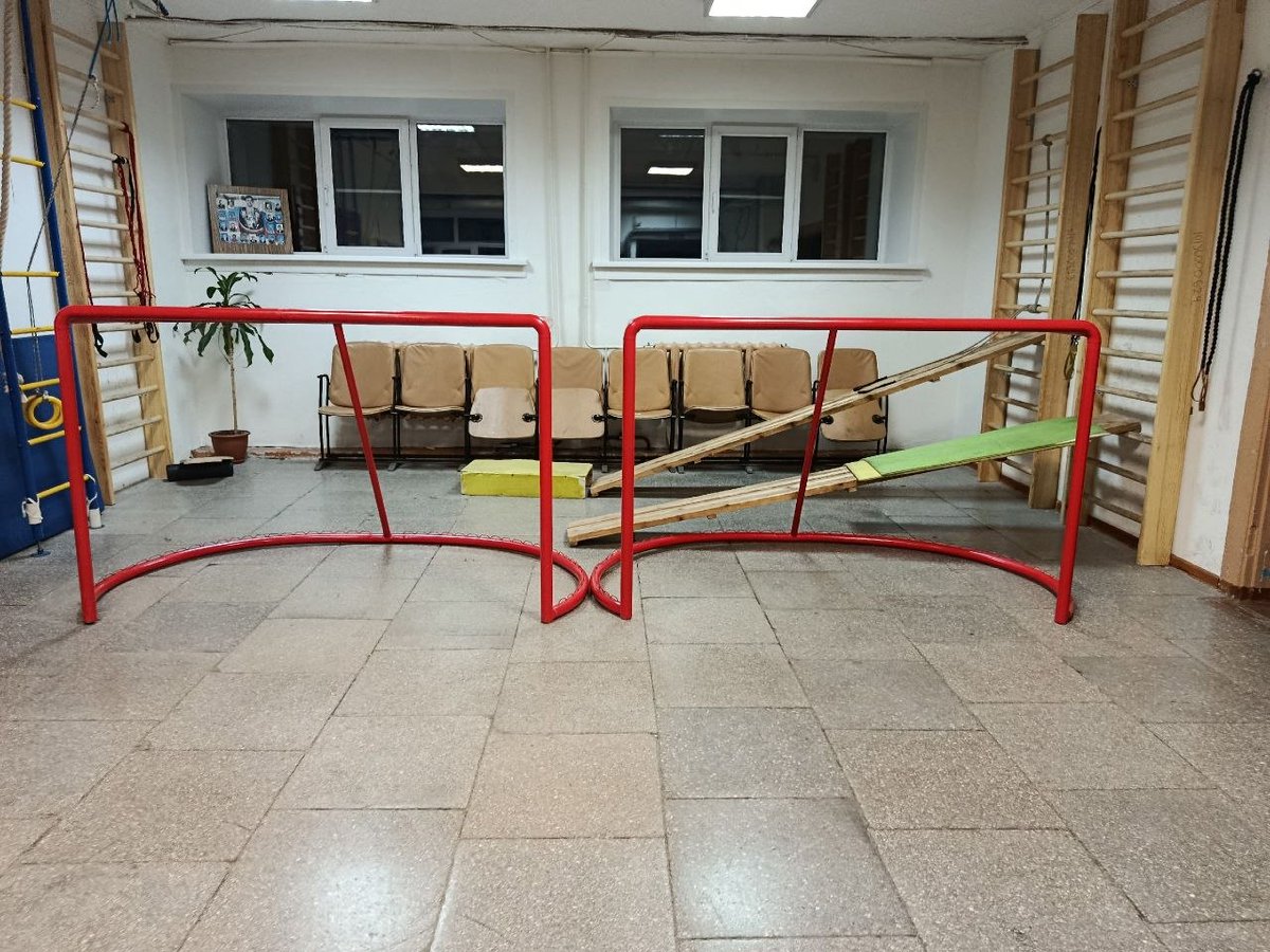 Shlyuzru's tweet photo. Вчера в "Спортивный резерв", базирующийся у нас на Шлюзе, в школе № 121, привезли хоккейные ворота (сетка для ворот - в комплекте).

Теперь юные хоккеисты возрождённого хоккейного клуба "Темп" начнут новый зимний сезон не только в новых свитерах➡️https://t.co/ysdbO4Kz7Z https://t.co/0NX3n8Qtfb