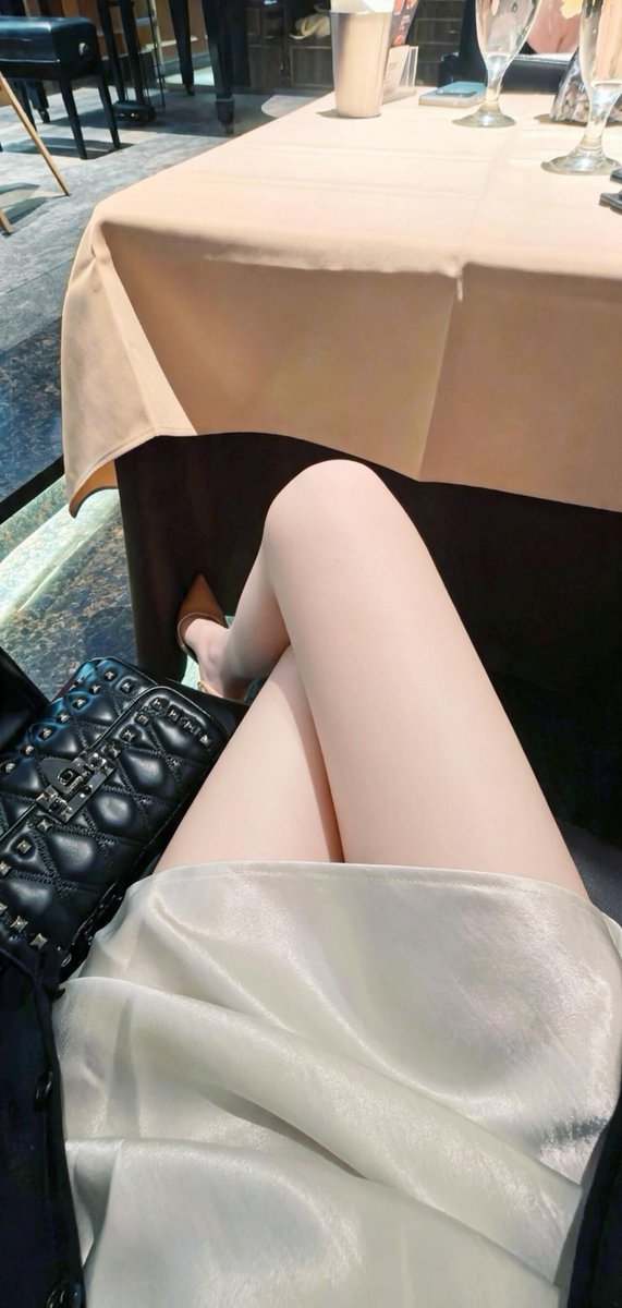 TaylorEvan4z's tweet photo. Wearing 8cm high heels, I'd rather sit than stand. https://t.co/3FlzVE6iYM