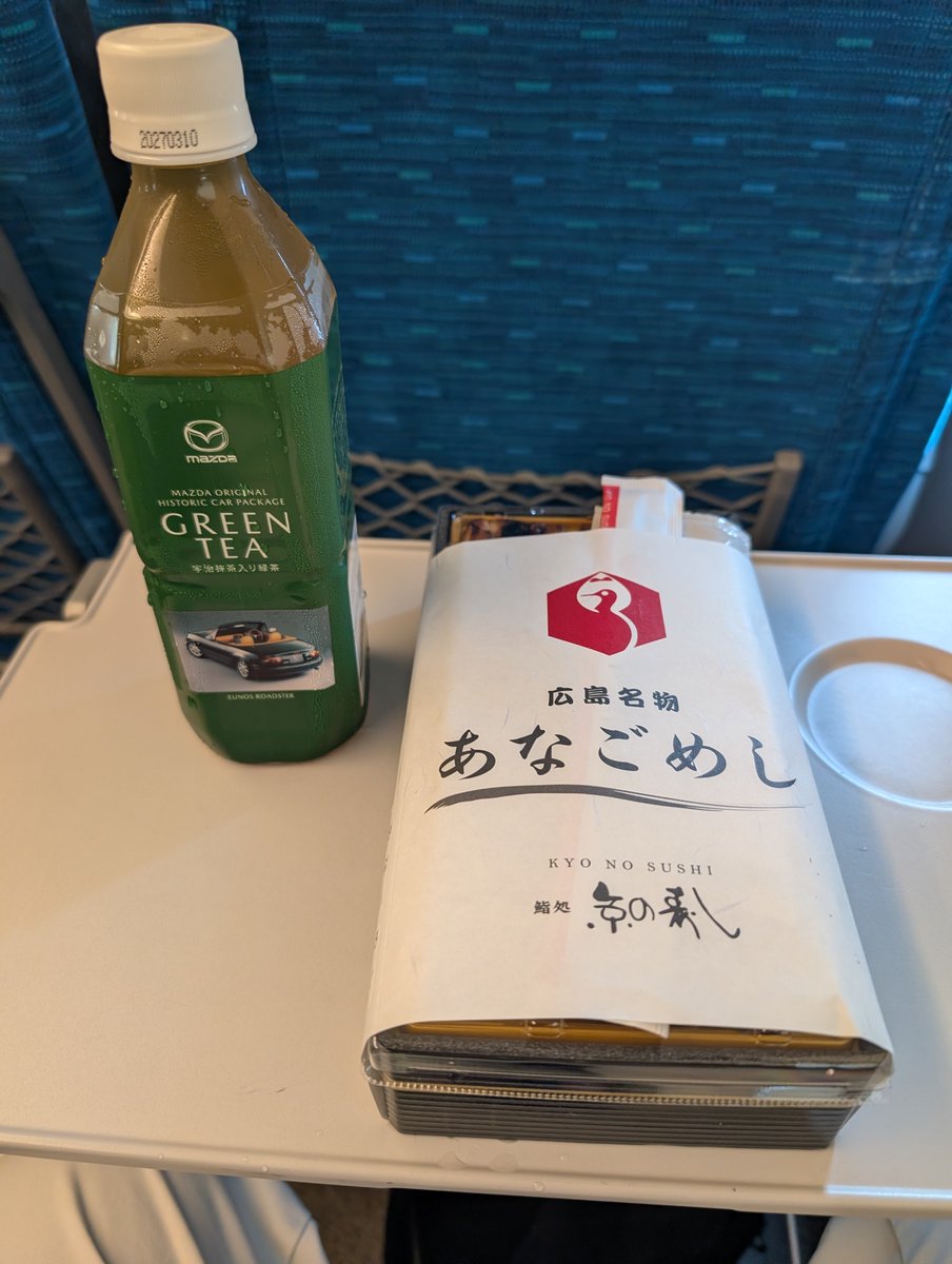 mtbsqtr's tweet photo. 観光気分で穴子弁当。穴子を薄切りにしてたくさん入ってるように見せる技術ほんと感心する https://t.co/CPfmmrDg0F