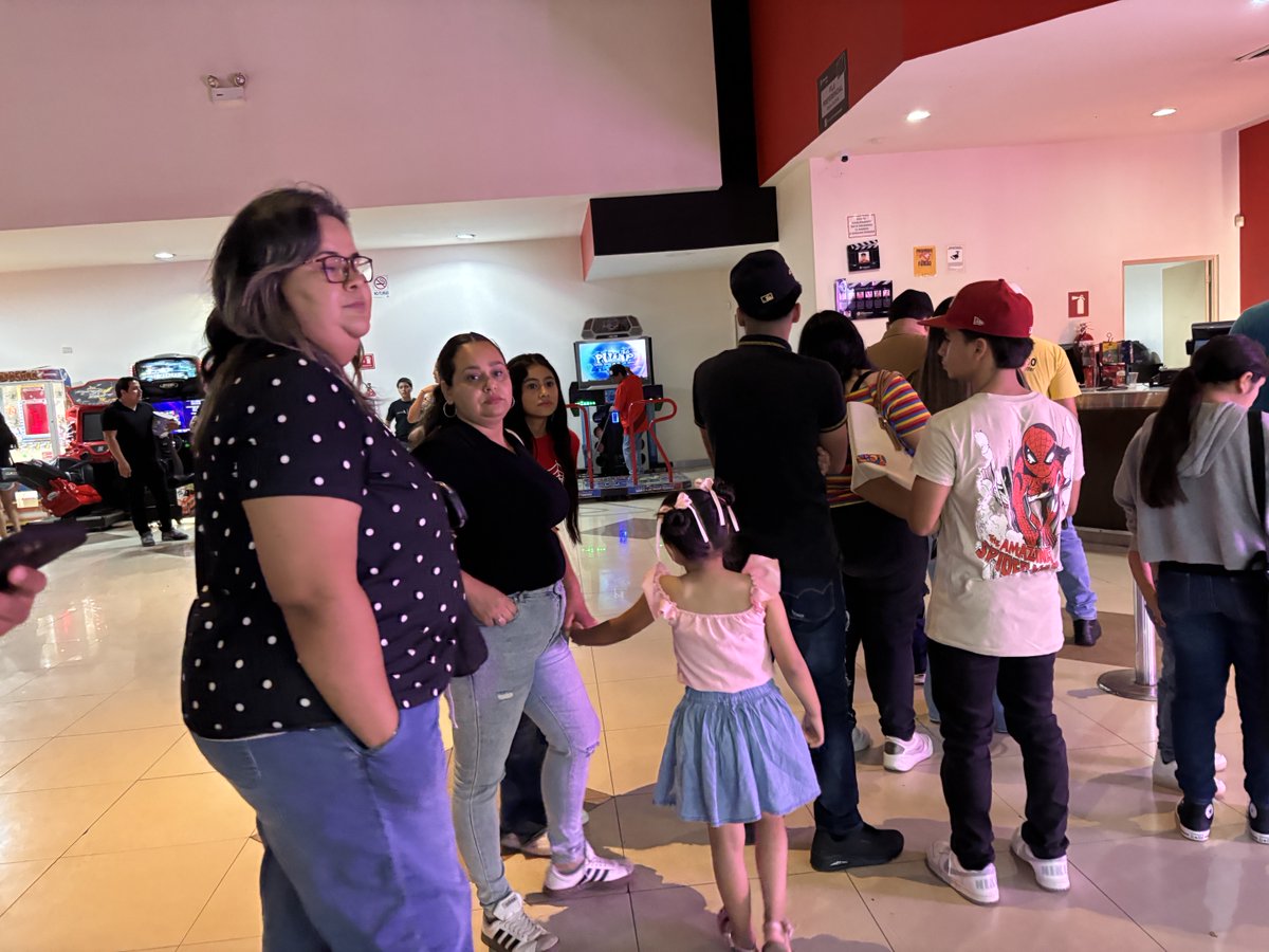 ROMANOPEDRO's tweet photo. @cinemex como puede ser posible tanta gente en cola y una caja funcionando https://t.co/O0DO4wF8Xd