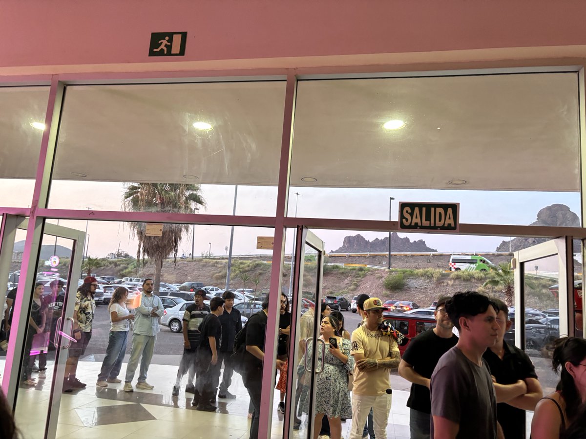 ROMANOPEDRO's tweet photo. @cinemex como puede ser posible tanta gente en cola y una caja funcionando https://t.co/O0DO4wF8Xd