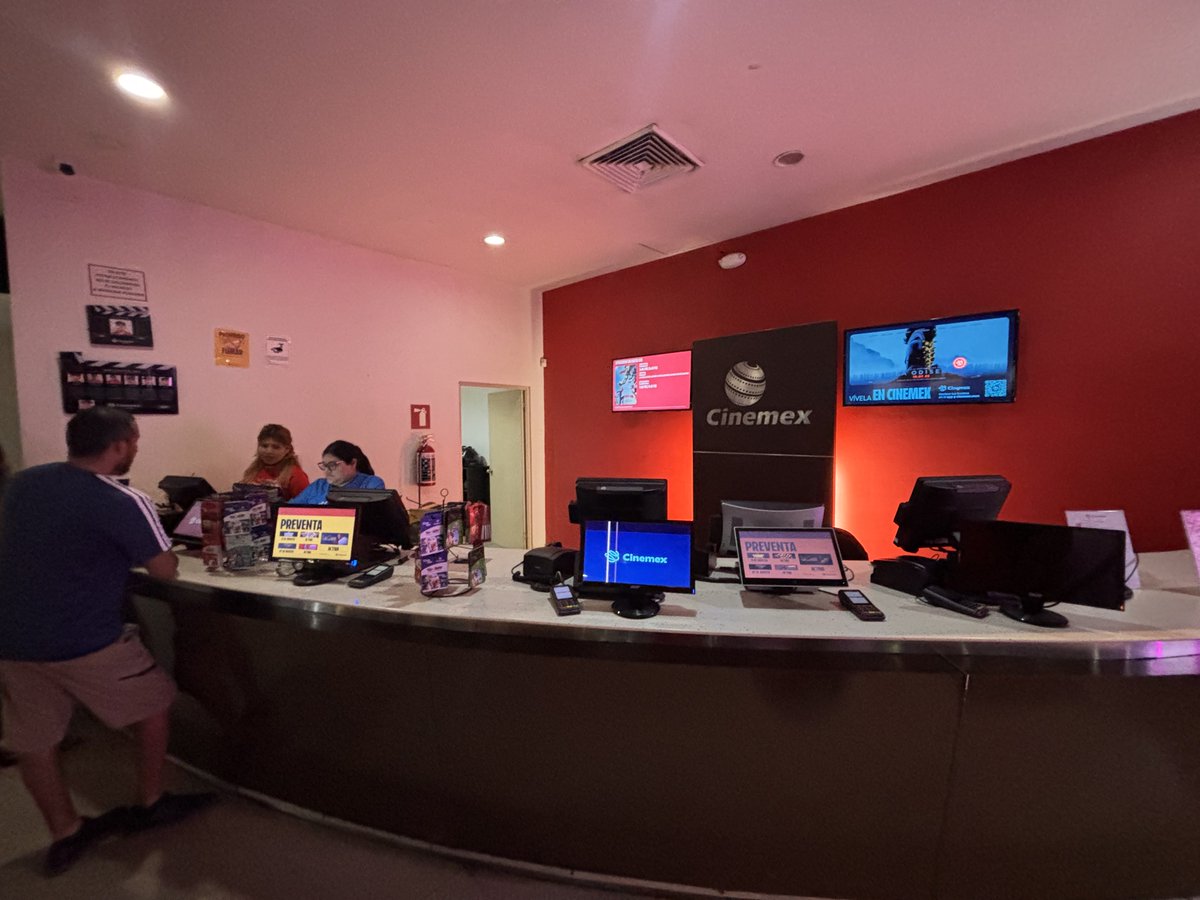 ROMANOPEDRO's tweet photo. @cinemex como puede ser posible tanta gente en cola y una caja funcionando https://t.co/O0DO4wF8Xd