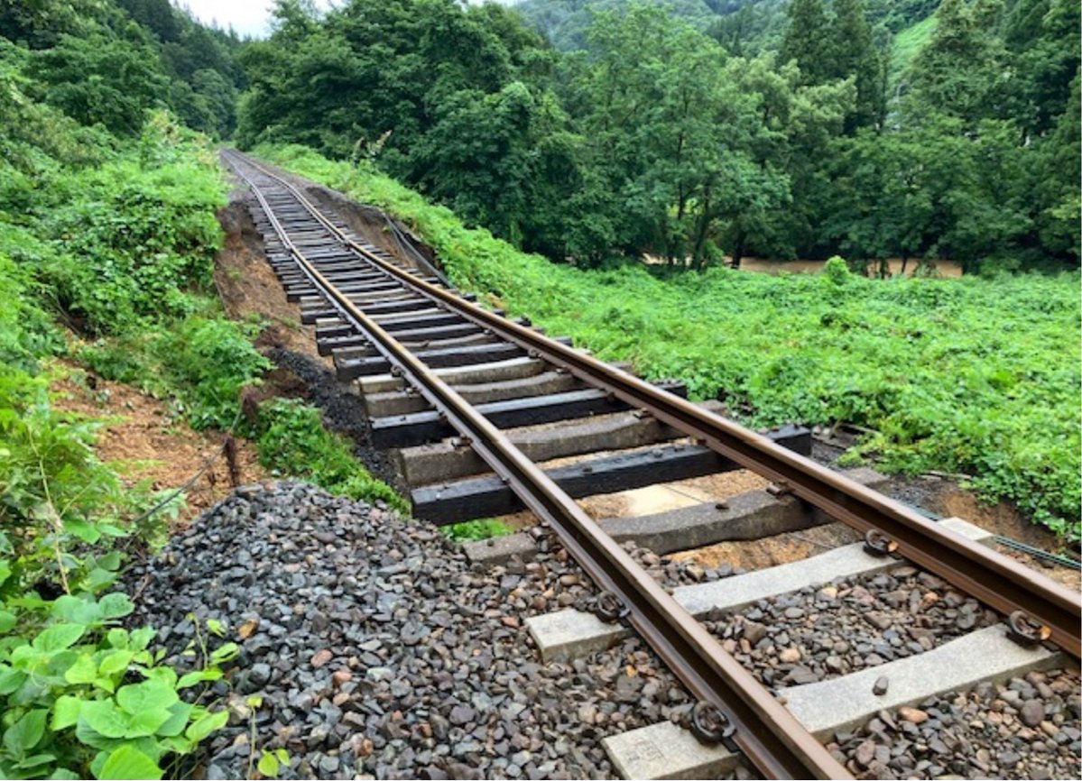 JRE_Tohoku_A's tweet photo. 北上線は、大雨による盛土流出等の影響により、当面の間ほっとゆだ駅～横手駅間で運転を見合わせます。北上駅～ほっとゆだ駅間は、通常どおり運転いたします。今後の見通しは、分かり次第お知らせいたします。代行輸送は行いません。詳細はJR東日本HPをご確認ください。https://t.co/HKV6c7XLUA https://t.co/a0sqYPrdYL