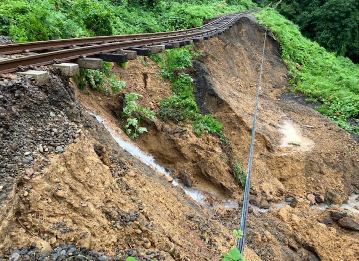 JRE_Tohoku_A's tweet photo. 北上線は、大雨による盛土流出等の影響により、当面の間ほっとゆだ駅～横手駅間で運転を見合わせます。北上駅～ほっとゆだ駅間は、通常どおり運転いたします。今後の見通しは、分かり次第お知らせいたします。代行輸送は行いません。詳細はJR東日本HPをご確認ください。https://t.co/HKV6c7XLUA https://t.co/a0sqYPrdYL