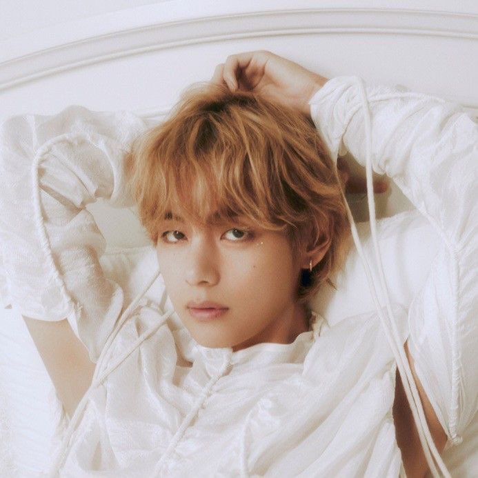 franinisss's tweet photo. #AU KOOKTAE ✦ “Superestrella”

Donde th le advierte a jk que no es fácil enamorarse de una superestrella 
O donde jk le dice que no le importa estar con una https://t.co/vDVx9ojEg8