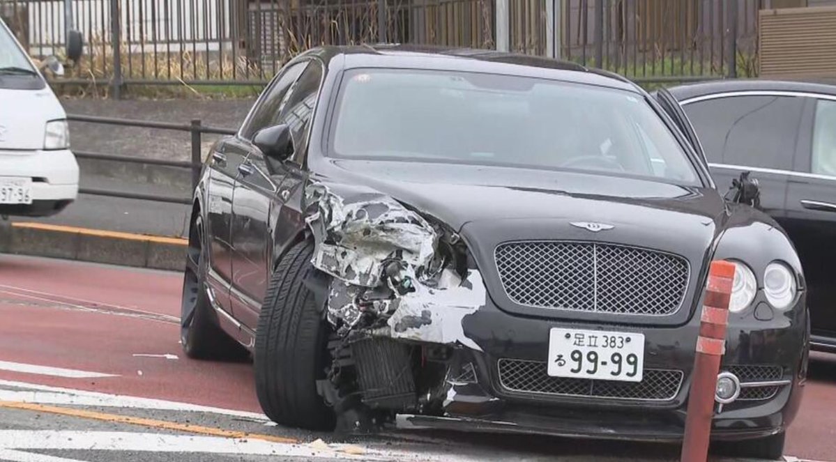seiryukai's tweet photo. 韓国籍の宋竜巳（ソウ・リュウシ）容疑者（49）が、高級車ベントレーで暴走事故を起こした。東京・八王子市で信号待ちの車に突っ込み、7台に衝突。6人がけがをし、うち30代男性は首の骨を折る重傷を負った。事故後、ベントレーを乗り捨てて逃走。空き家に隠れていたところを警察犬に見つかり逮捕された。「強引に停止している車の間を走り抜けようとした」と供述している。高級車を乗り回しながら日本人の命を危険に晒す。外国人による危険運転が後を絶たない現実を、直視すべきだ。