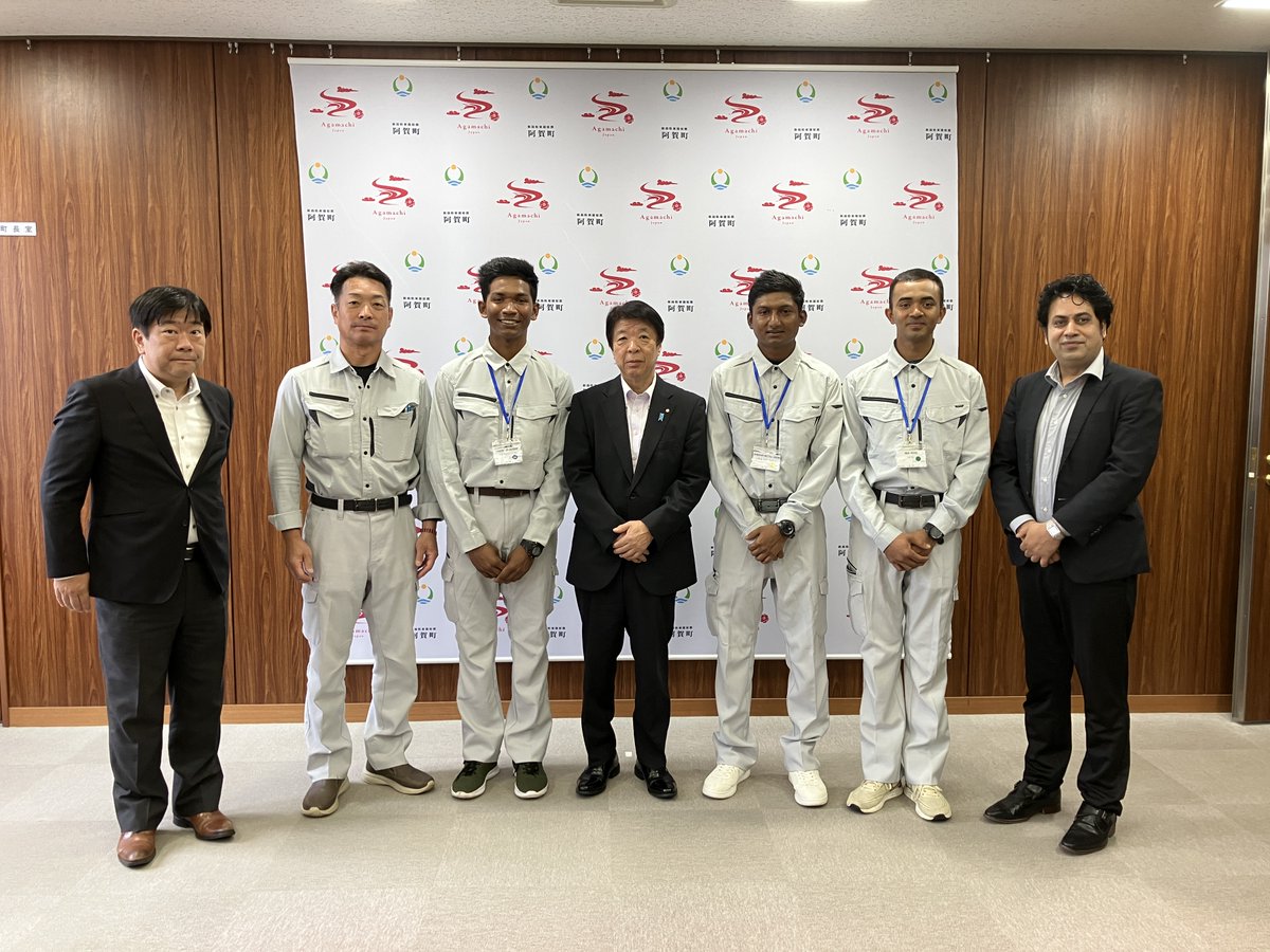 IMJapan_IMDOJ's tweet photo. 【高崎支局より】
“町長よりお招きいただきました”
新潟県阿賀町の上貴工業で５月より実習をスタートした３名🇧🇩が神田町長を表敬訪問✨
現場での元気な声が印象的だったと迎えられ、「これから３年間四季折々の町の魅力を楽しんでください」と励まされました😊
新たなご縁に気持ちもアガる⤴️ https://t.co/l23YprHyxi