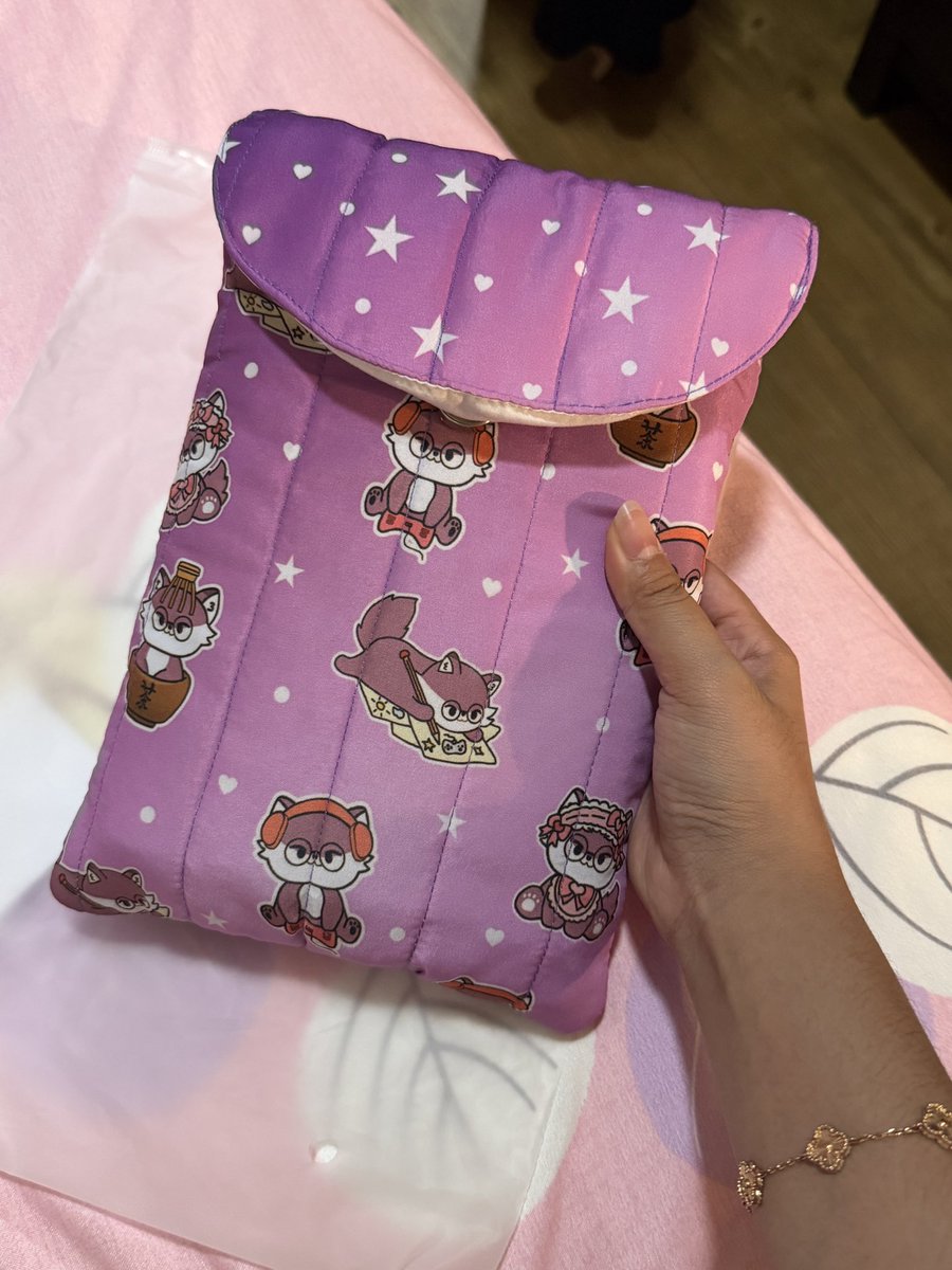bytwinklets's tweet photo. my buyer tried using the Kindle pouch as a booksleeve and it actually fits books with up to 300 pages!! ◡̈

so cuteee omg 🥹 https://t.co/XtcXFTqKzk