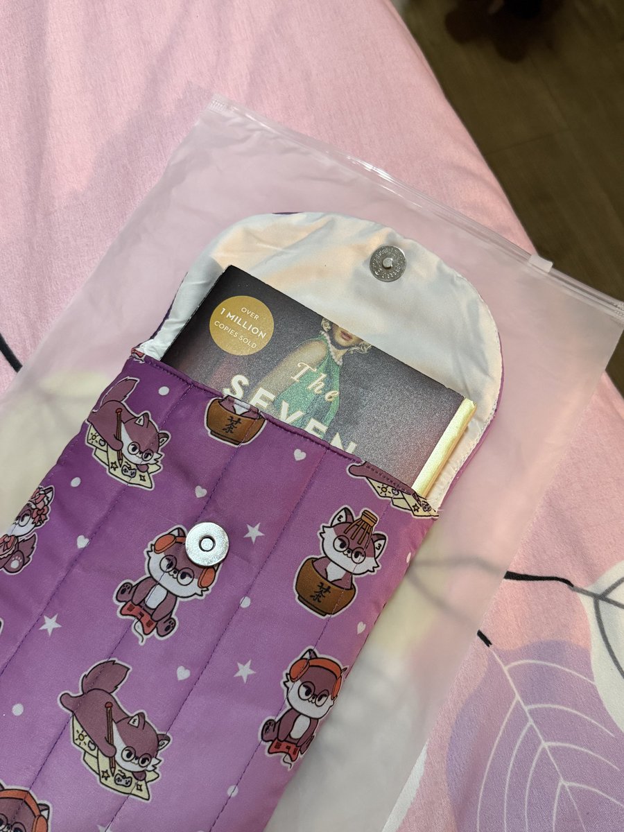 bytwinklets's tweet photo. my buyer tried using the Kindle pouch as a booksleeve and it actually fits books with up to 300 pages!! ◡̈

so cuteee omg 🥹 https://t.co/XtcXFTqKzk