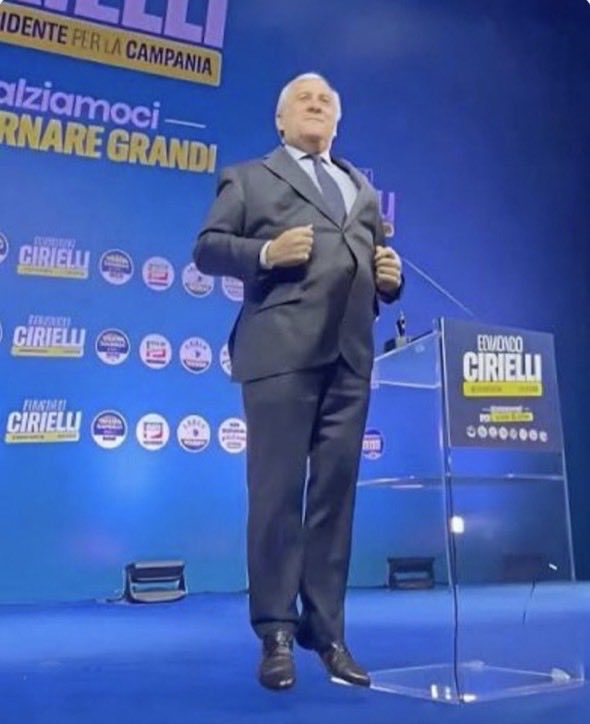 1Poster1's tweet photo. A Bari lo chiamano #trimon https://t.co/SgsDaACTLJ