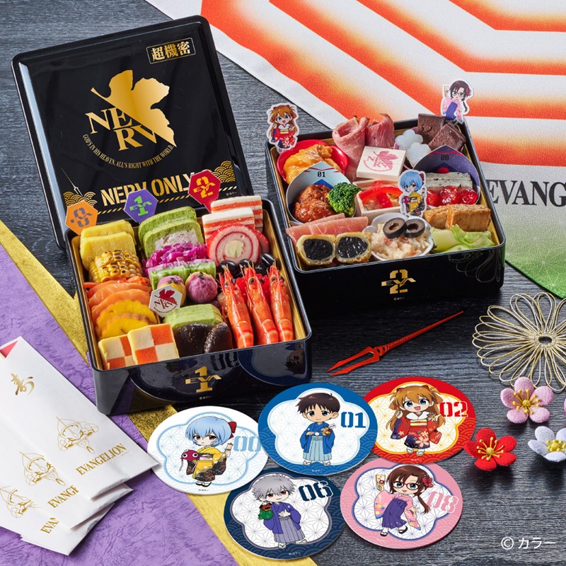 eva_store's tweet photo. 【オンライン】＜新商品＞
デアゴスティーニ・ジャパンより、「エヴァンゲリオンおせち2027」が登場！
https://t.co/QBU6DrP9xp

「おせち補完計画」始動！
初号機・零号機・2号機とキャラクターをイメージした食材が詰まった豪華和洋二段重です。撥水加工のA.T.フィールド柄風呂敷やロンギヌスの槍型ピックなど、特典も盛りだくさん！
新たな年の始まりに、是非いかがでしょうか？

#エヴァストア