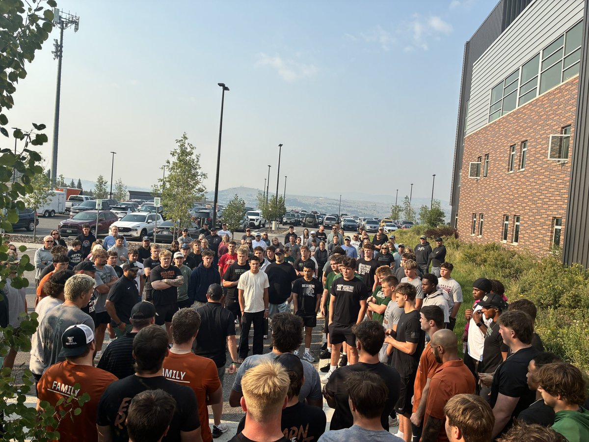 MonTechFootball's tweet photo. ⚒REPORT DAY⚒ Let’s go!!
Excited to have our 2026 Family all on campus! We welcomed our new freshman this morning and had our 1st full team meeting tonight!
Best time of the year!
#Family
#CountOnMe https://t.co/zfXEy9mjcx