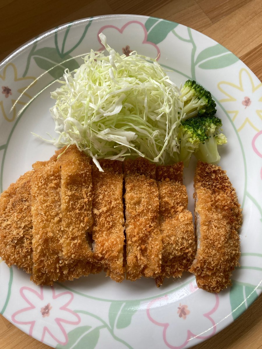 ranmanhanacafe's tweet photo. 今日のランチはチキンカツ🐓
外はサクッと中はジューシー✨食べ応え抜群のチキンカツを揚げたてのおいしさでぜひご賞味ください☺️
ご来店お待ちしております🙇

#安房医療福祉専門学校南房総校 
#南房総市 #花カフェ #らんまん  
#学生食堂 #ランチ #コーヒー  
#スイーツ #テイクアウト https://t.co/i27psEc4Mc
