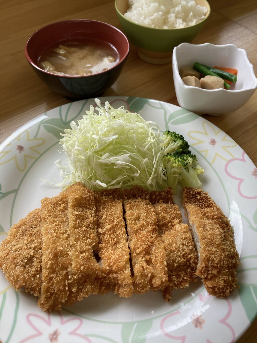 ranmanhanacafe's tweet photo. 今日のランチはチキンカツ🐓
外はサクッと中はジューシー✨食べ応え抜群のチキンカツを揚げたてのおいしさでぜひご賞味ください☺️
ご来店お待ちしております🙇

#安房医療福祉専門学校南房総校 
#南房総市 #花カフェ #らんまん  
#学生食堂 #ランチ #コーヒー  
#スイーツ #テイクアウト https://t.co/i27psEc4Mc