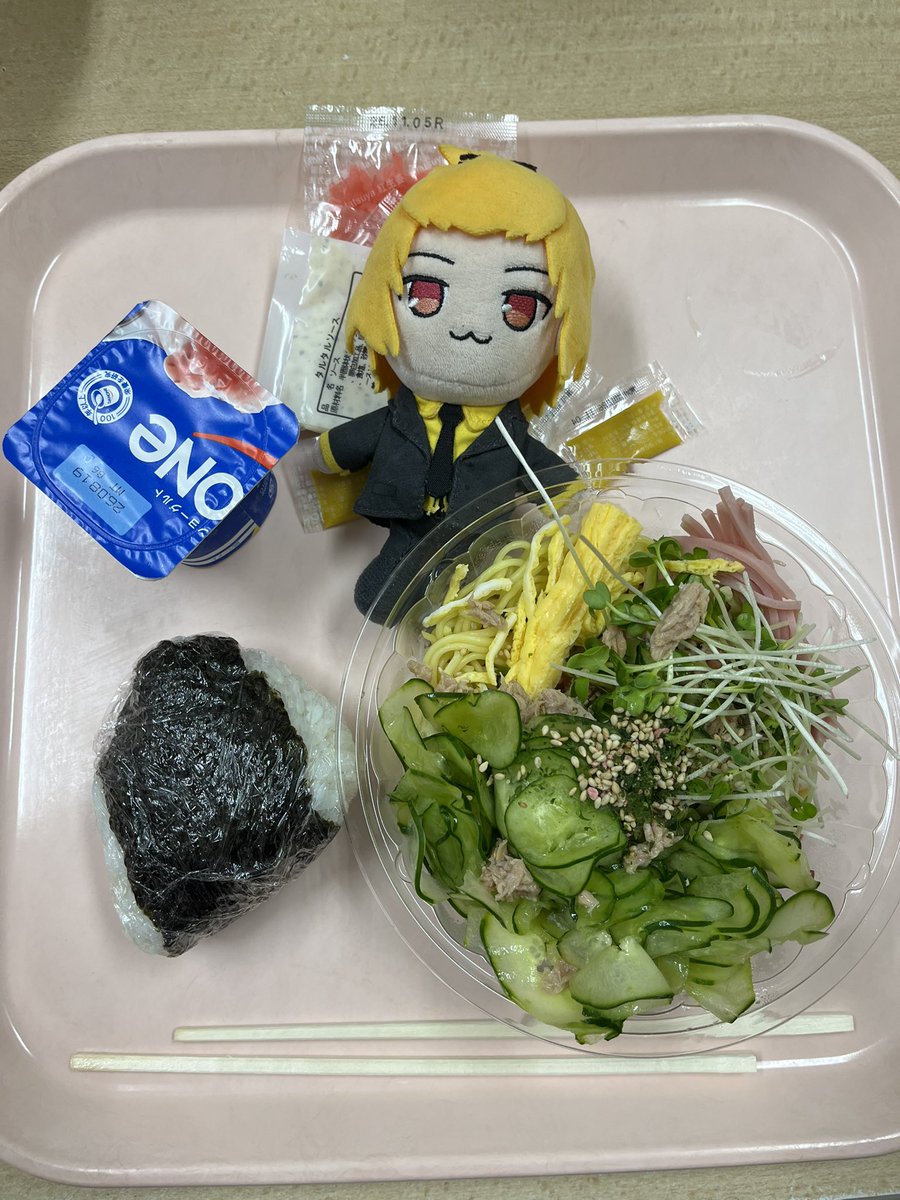 uni_so_ma's tweet photo. お昼だよ♩

半額で買った冷やし中華に昨日持ってくるのを忘れたきゅうり乗せました😊

おにぎりも🍙炭水化物に炭水化物最高です( *´꒳`* )
食べよー！
 #そうまくん
 #お昼ごはん https://t.co/fLNxNpKdir