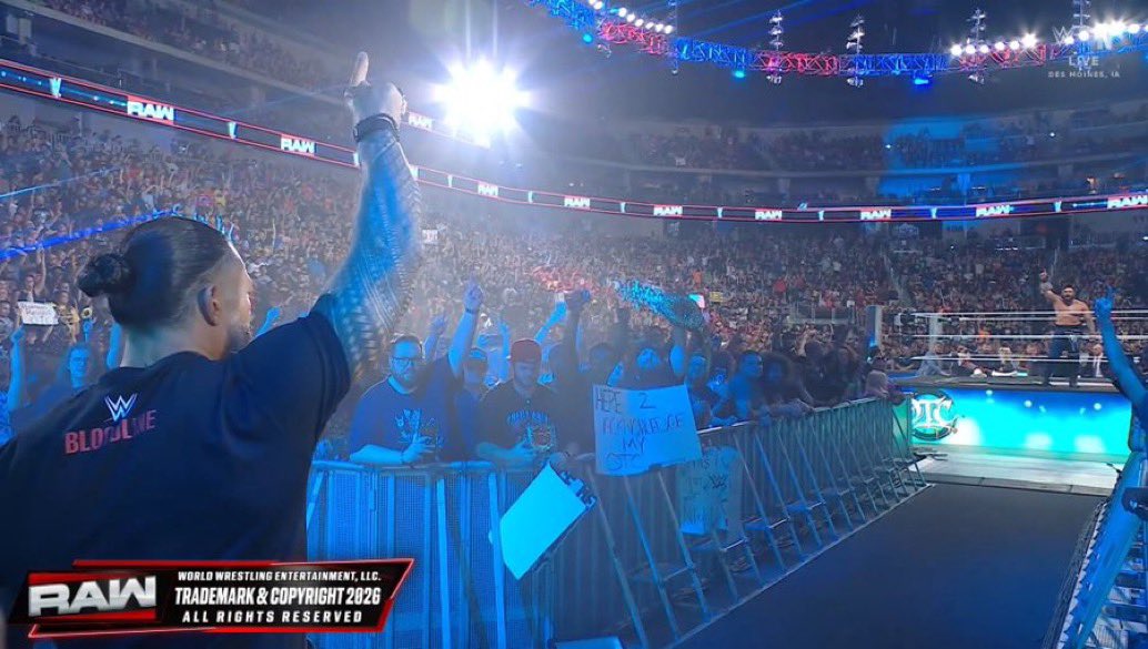 A_rko10's tweet photo. الاسطورة رومان رينز يفتح عرض الرو ويقفله ☝🏻❤️
#WWERAW https://t.co/QYYM0cMGqJ
