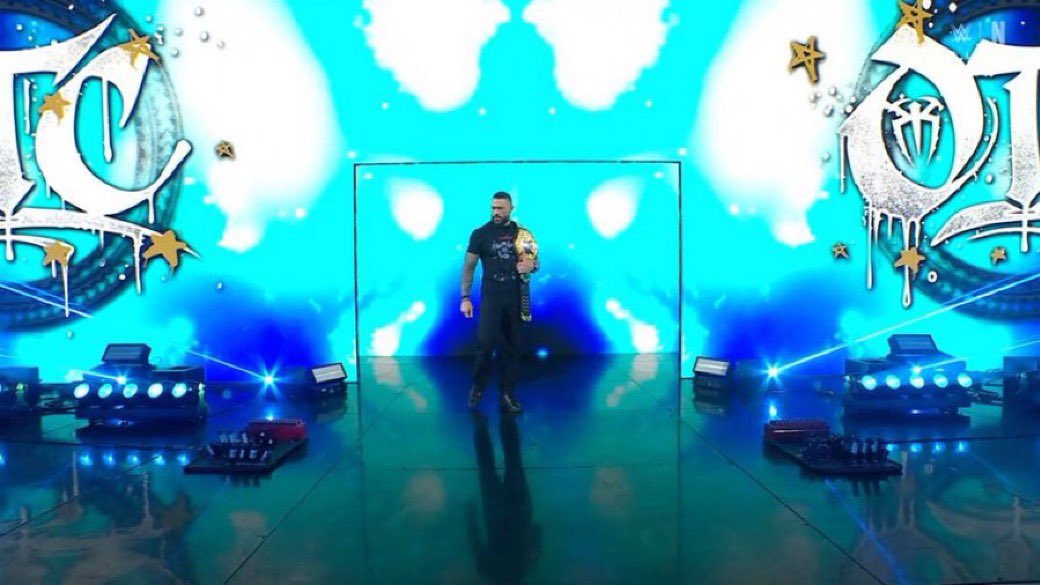 A_rko10's tweet photo. الاسطورة رومان رينز يفتح عرض الرو ويقفله ☝🏻❤️
#WWERAW https://t.co/QYYM0cMGqJ