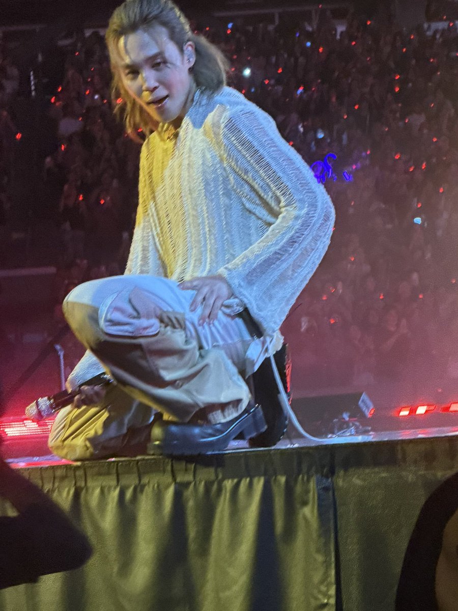 SugasWhisper1's tweet photo. Oh, hello, Park Jimin….😘#MetLifeDay2 https://t.co/e46nen7Tef