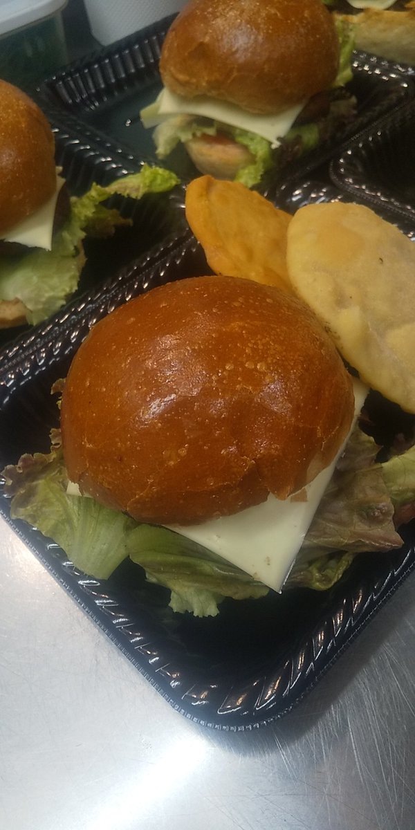 BongoBazarPadma's tweet photo. 太田のボンゴバザール、ダルプリ入りのチキンハンバーガー。ダルプリは小麦粉の中に細かい豆が入っていて、少し辛い感じ。ハンバーガーはインド人が作るとこういう味かあと思えるスパイシーな味です！ https://t.co/M6S8FIwUjy