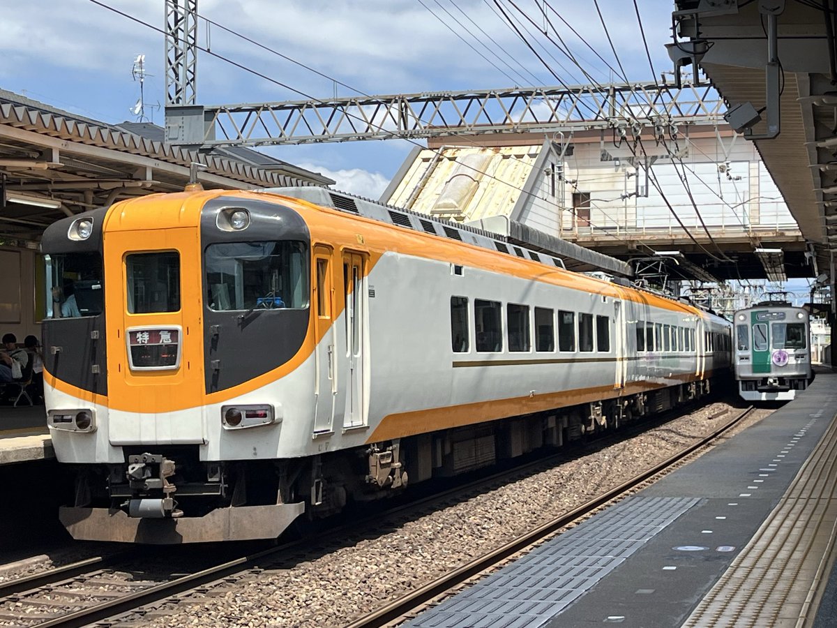 dc85hida's tweet photo. こんにちは。
昼間の暑さに身体が悲鳴を上げる夜勤者です。
帰りは渋い近鉄12410系NN11編成を。
そして準急ながら威風堂々と入線する京阪2200系2216Fを見て帰ります。 https://t.co/HObgEtusj0