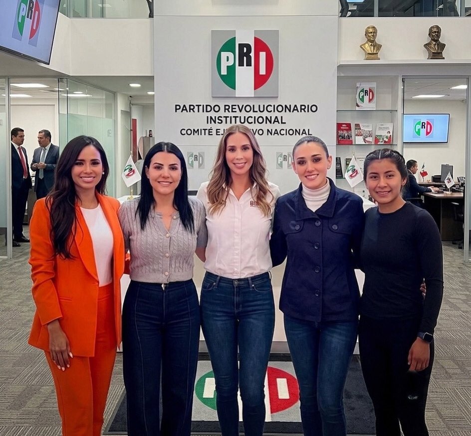 carcano_jaime's tweet photo. COSECHEN LO QUE SEMBRARON.

Le entregaron el partido a Armenta.
Él relegó a nuestras compañeras de MORENA.
Impuso a perfiles que se sumaron sólo por el poder.
Y ahora, que no hacen sino ser quienes siempre han sido, las desconocen.

Cosechen lo que sembraron. https://t.co/V3Dp1i1m7r