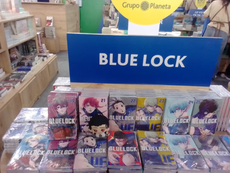 KrusherKiwi's tweet photo. Fui a la Feria del Libro y le tome fotos a mi peluchito de #barou 💓👑⚽ y #oliveraiku ⚽️💜💚
#bluelock #shoueibarou #aiku #ブルーロック #オリヴァ愛空 https://t.co/dmSZ20rm6n
