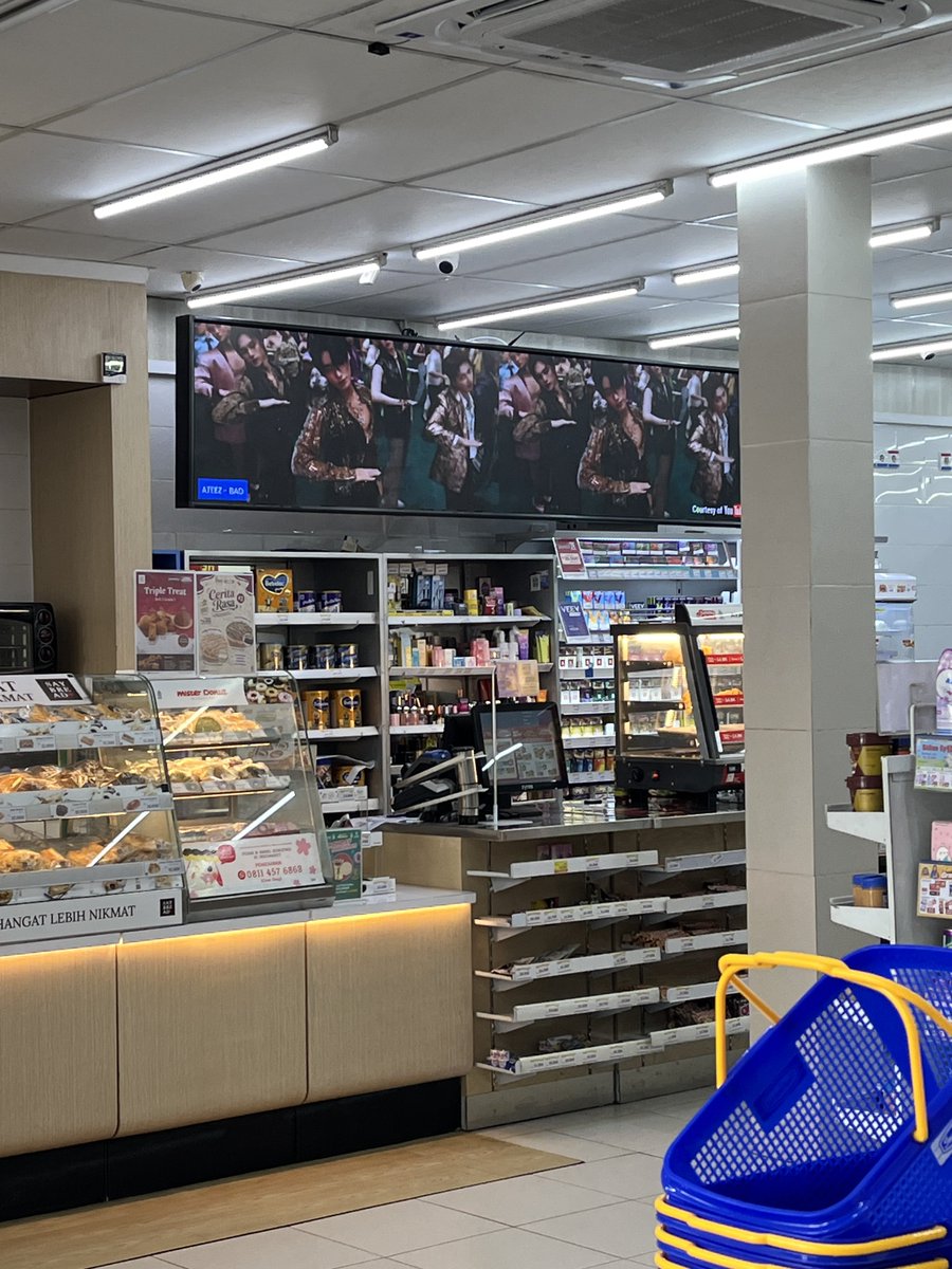 dohengspace's tweet photo. Anjayyyy MY ATEEZ 🥹🥹 lg nunggu kopi di indomaret kaget tiba2 ada jedug2 bad bad bad https://t.co/vmvqydLTAo