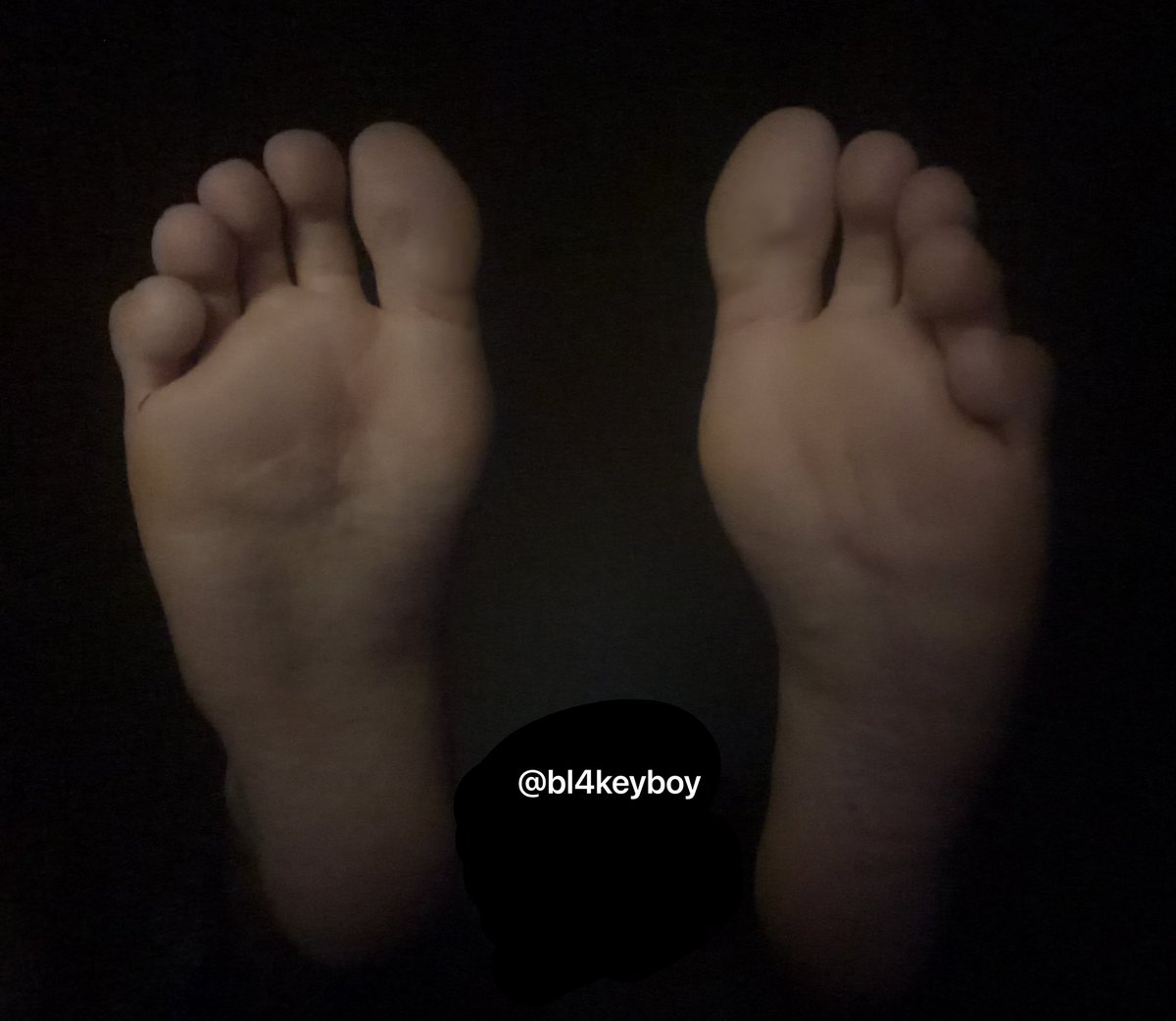 bl4keyboy's tweet photo. 👣 #malefeet #gayfeet #manfeet #boyfeet #feet #bigfeet #malefootfetish #gay #mlm https://t.co/PCHvQJ9pmU