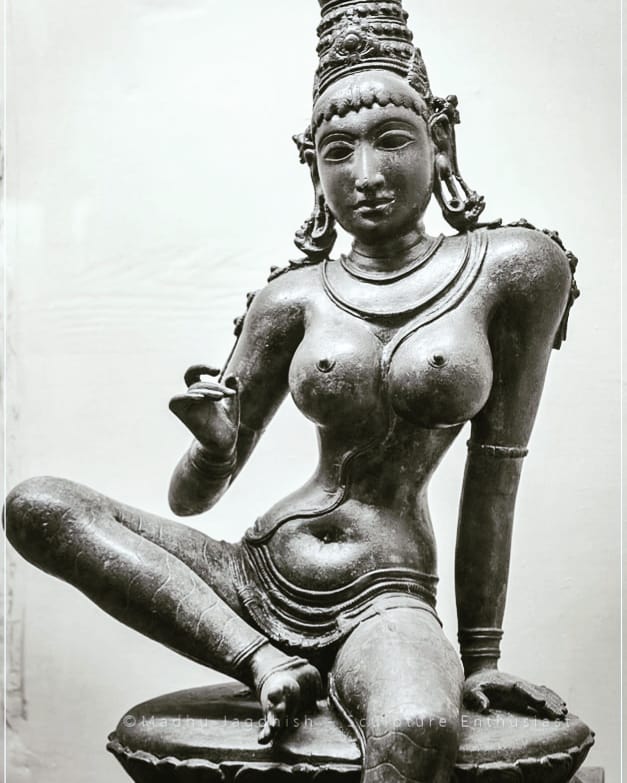 samvidkala's tweet photo. Foundational Śrīvidyā teachings on the deeper contemplation of the mantras recited during āvāhana, the invocation of the goddess Tripurasundarī into the vigraha that is worshiped externally in pūjā, with the words कारणानन्दविग्रहे 

द्रव्यपानेन तेन य आनन्दः स एव विग्रह आकारो यस्यास्ताम् । कोऽर्थः शोधितामृतीभूतद्रव्यपानपरिस्फुरत्परमानन्दमात्रशरीरामित्यर्थः । भवतीम् अनाश्रितां [मम देवीं विमर्शात्मिकाम् । इच्छाकामफलप्रदाम् इच्छया यत् काम्यते फल तस्य सर्वस्य दात्रीम् ।

"Her body (form) arises from the bliss of consuming the purified amṛtadravya. What does this mean? It means that the goddess' body is solely composed of the supreme bliss that flashes forth from the consumption of the purified dravya and thus becomes amṛta. Unsupported by any (externalities), Her very being is the essence of knowing (vimarśa). She bestows all the fruits of worship and gives everything that is desired."