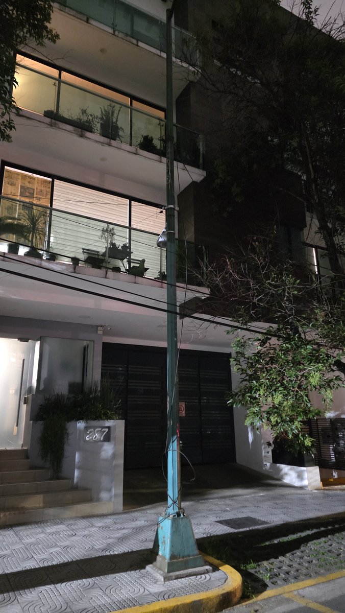 jimenahr00's tweet photo. @AccionesBJ Hola buena noche, esta luminaria dejó de funcionar con las dos lámparas que tiene, no pude encontrar un identificador en el poste, pero está justo enfrente del domicilio Zempoala 287, nos podrían ayudar a repararlo? Gracias! https://t.co/4i44kAIwKD