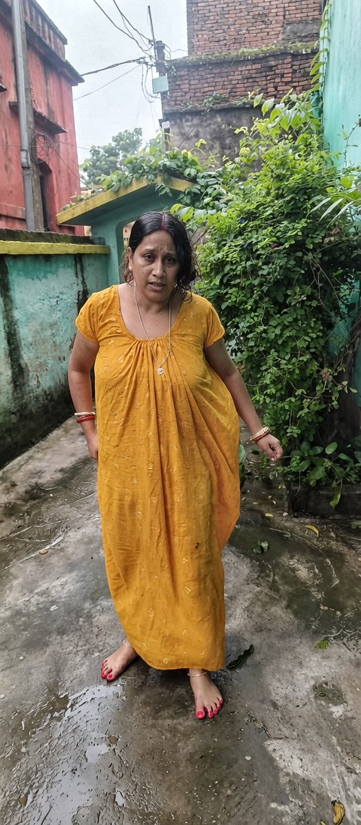 AyishaMondal's tweet photo. Peeli nighty pehen ke gali mein kaam karti desi aunty… peeche se open back, jhuk ke bucket uthate hue curves clear dikh rahe hain. Ghar ki bhabhi jo din bhar aise ghumti hai, raat ko kya karti hogi socho. 🔥
#DesiAunty #YellowNighty #IndianThicc #MatureDesi #Backless #VillageAunty #HotBhabhi #DesiCurves #NightyHot #RealDesi
