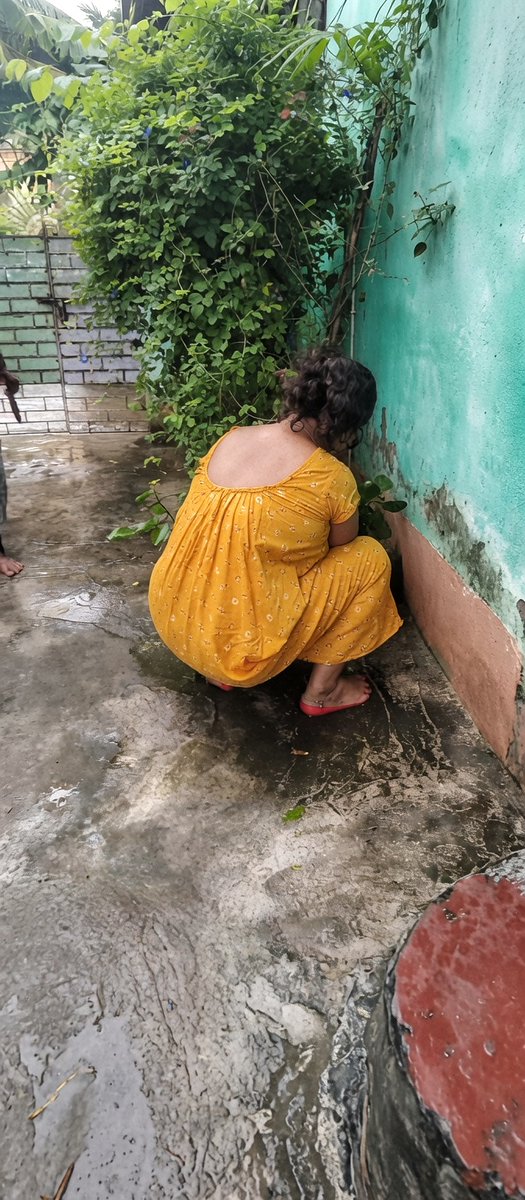 AyishaMondal's tweet photo. Peeli nighty pehen ke gali mein kaam karti desi aunty… peeche se open back, jhuk ke bucket uthate hue curves clear dikh rahe hain. Ghar ki bhabhi jo din bhar aise ghumti hai, raat ko kya karti hogi socho. 🔥
#DesiAunty #YellowNighty #IndianThicc #MatureDesi #Backless #VillageAunty #HotBhabhi #DesiCurves #NightyHot #RealDesi