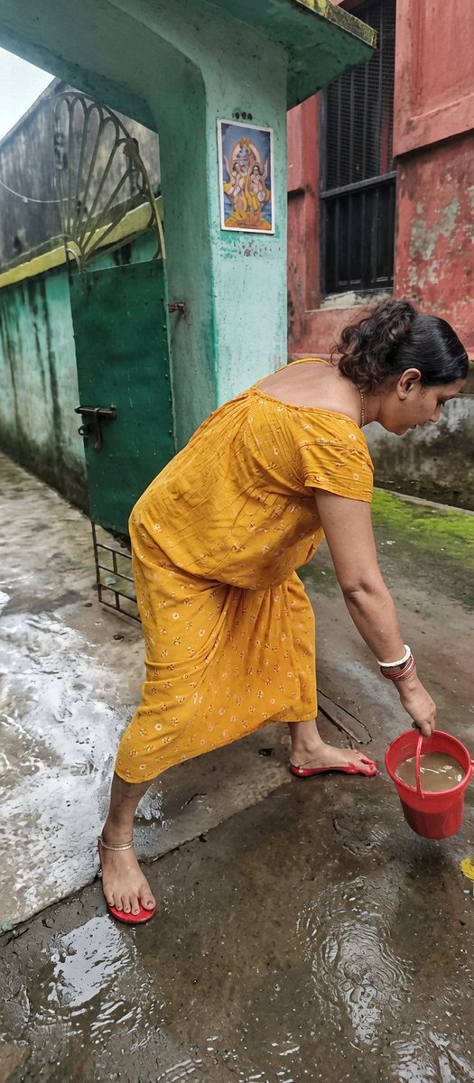 AyishaMondal's tweet photo. Peeli nighty pehen ke gali mein kaam karti desi aunty… peeche se open back, jhuk ke bucket uthate hue curves clear dikh rahe hain. Ghar ki bhabhi jo din bhar aise ghumti hai, raat ko kya karti hogi socho. 🔥
#DesiAunty #YellowNighty #IndianThicc #MatureDesi #Backless #VillageAunty #HotBhabhi #DesiCurves #NightyHot #RealDesi