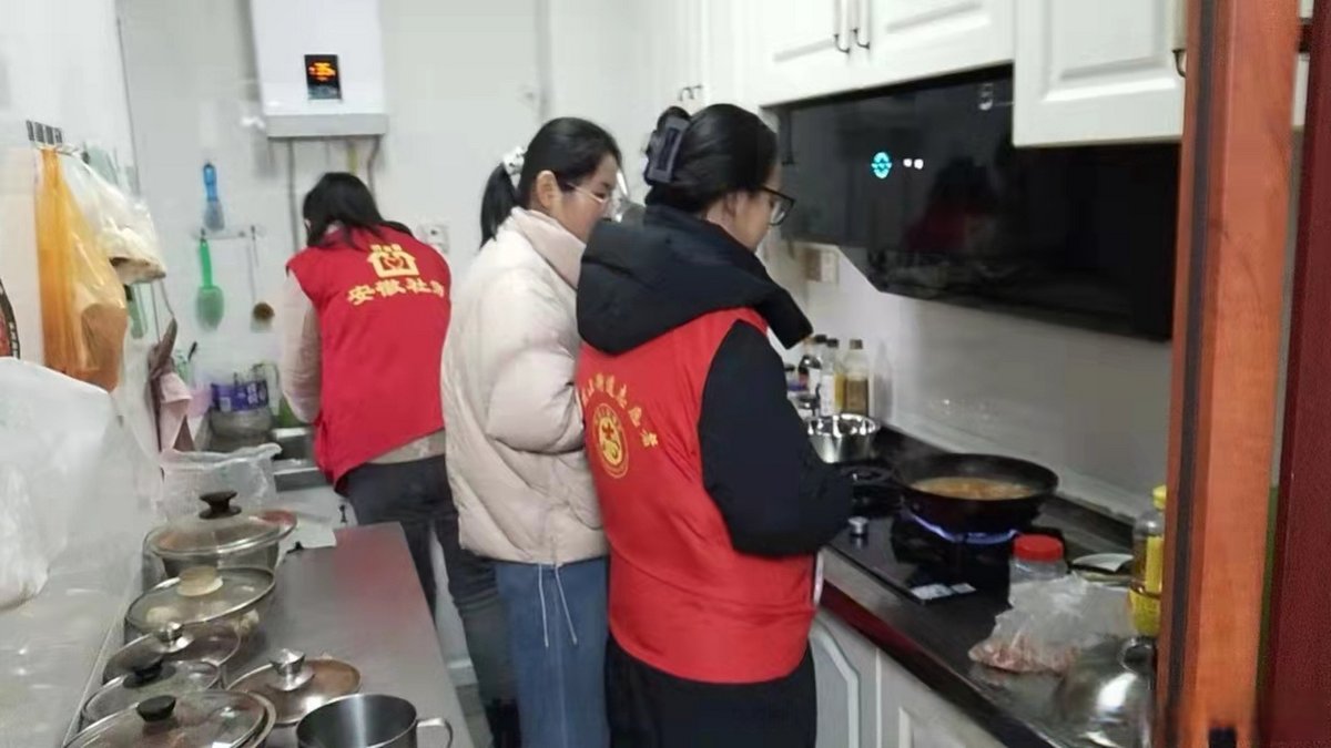 PumSingsa's tweet photo. Spent the morning distributing warm meals and listening to stories at the neighborhood senior center. Small acts still make big differences. So grateful for this chance to connect with lovely elders. https://t.co/PZQOXv0cDv