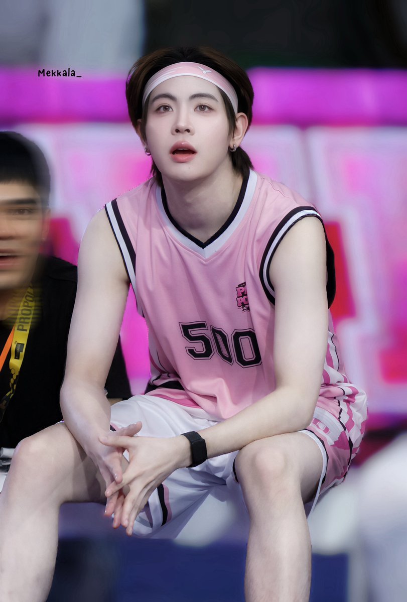 Mekkala_'s tweet photo. มีใครรู้จักน้องคนนี้ไหมคะ นอกจากจะเสยผมแล้วเหมือนน้องจะเสยใจเราไปด้วย มารับผิดชอบเลย

#Firstone 
#DMDSportsDay2026 https://t.co/wmG1gWHhwU