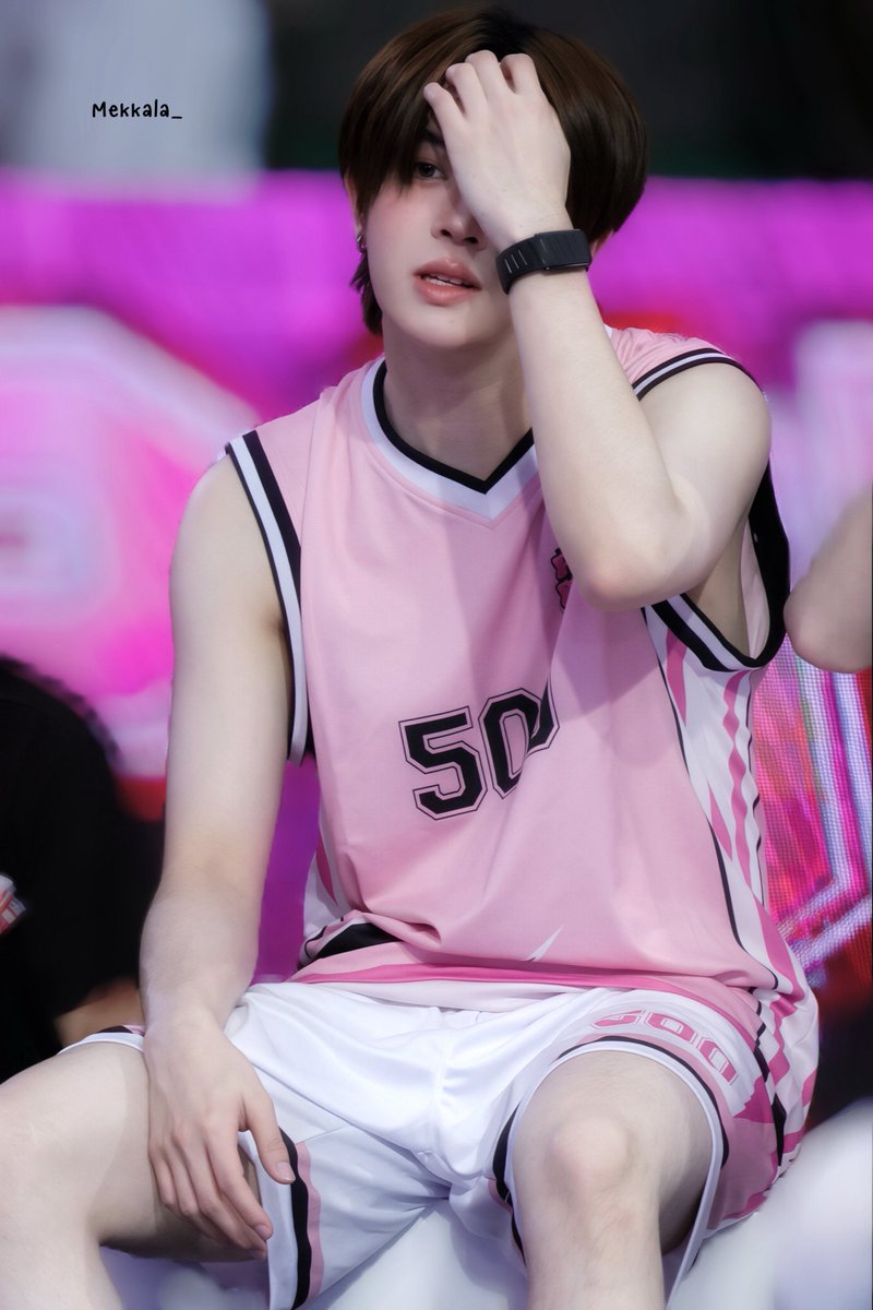 Mekkala_'s tweet photo. มีใครรู้จักน้องคนนี้ไหมคะ นอกจากจะเสยผมแล้วเหมือนน้องจะเสยใจเราไปด้วย มารับผิดชอบเลย

#Firstone 
#DMDSportsDay2026 https://t.co/wmG1gWHhwU
