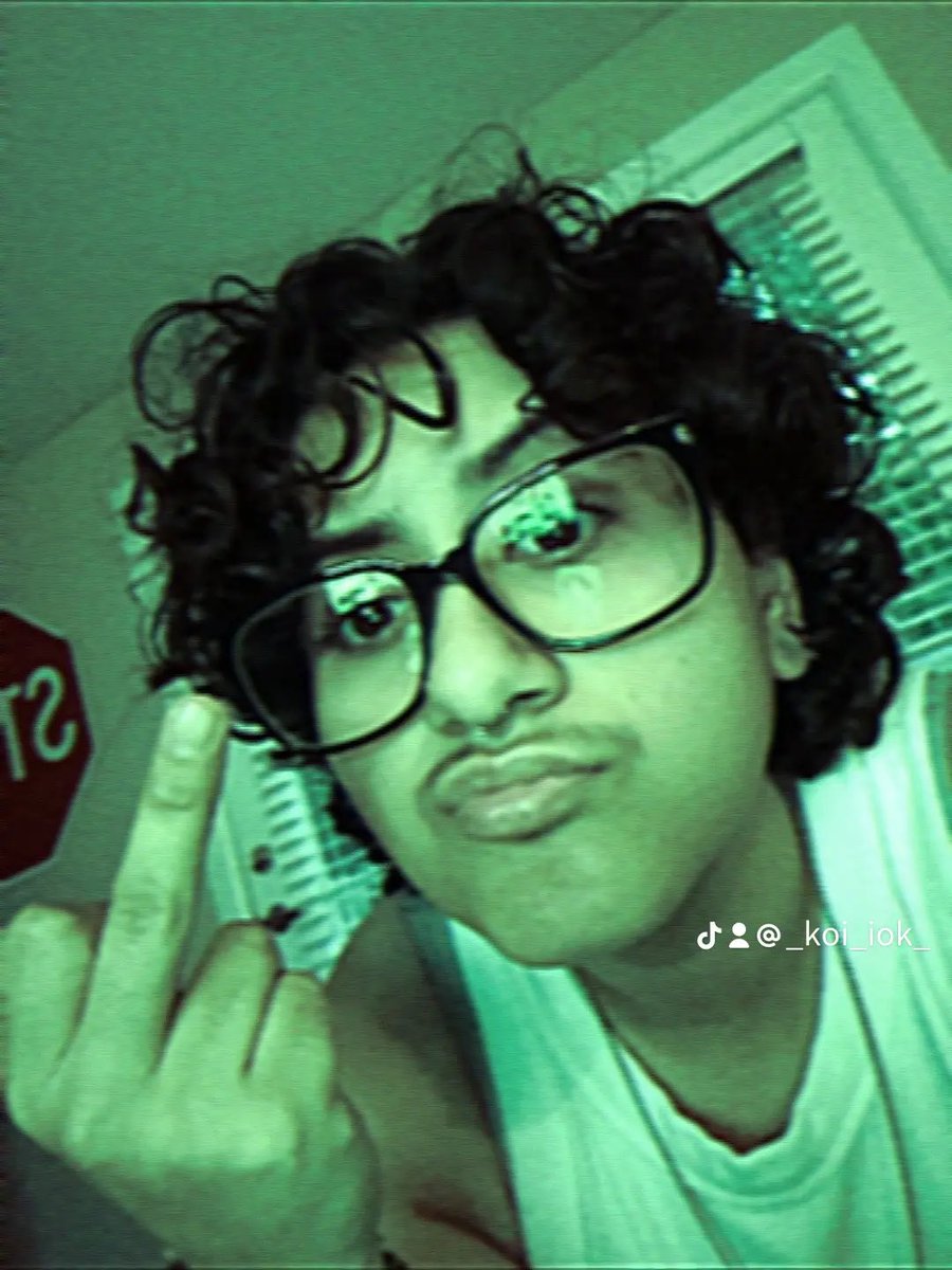 korypon's tweet photo. @Airavibes_ yes because idgaf. this MY electronic journal. https://t.co/OumPIeMN2R