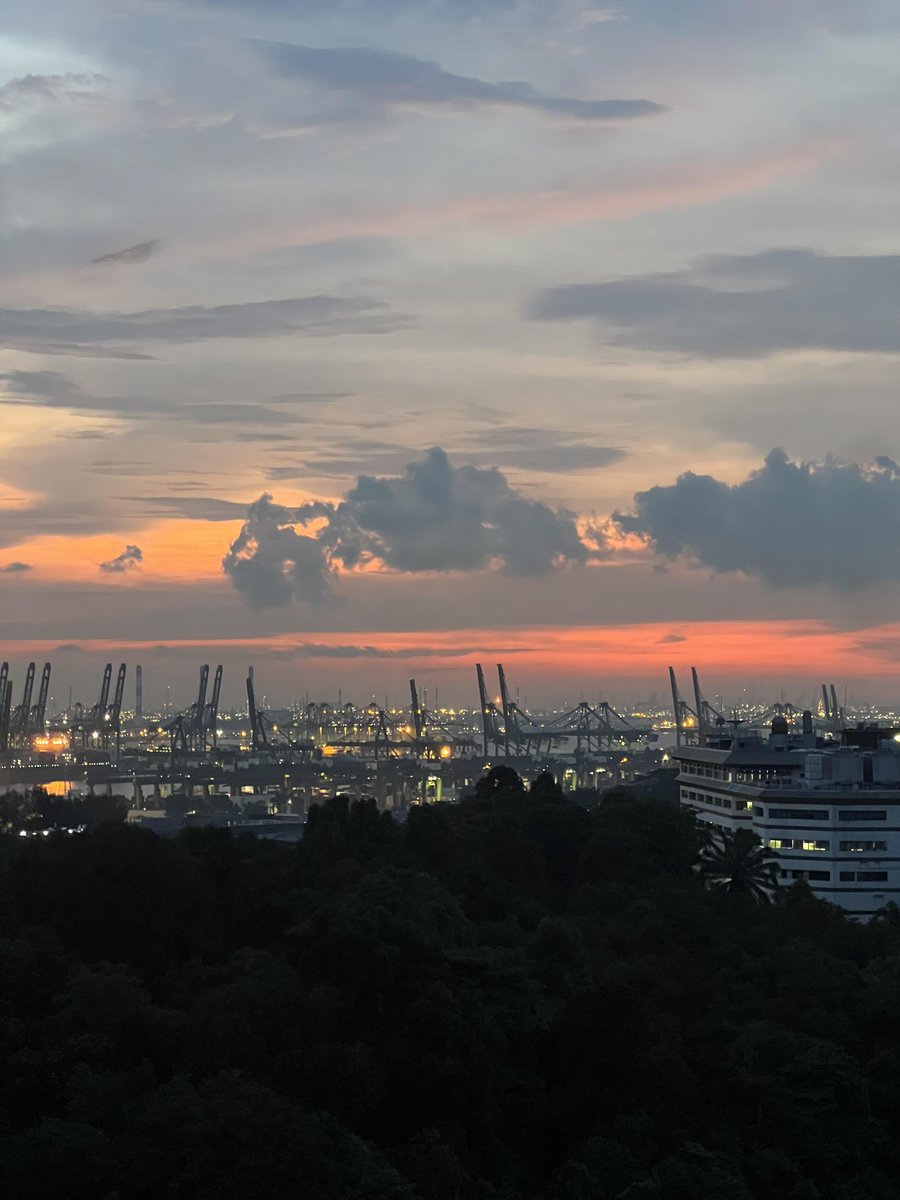 silkkvvein's tweet photo. Catching the sunset over the harbor. https://t.co/rgxQQEa1Q7