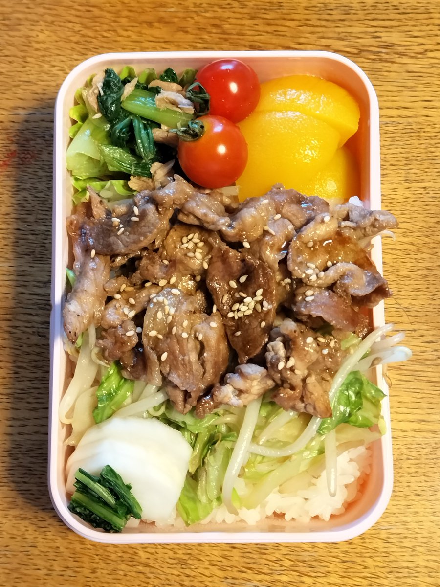 4649hanako's tweet photo. 焼肉？いえ、野菜炒め弁当です😊

肉は高くても国産です。
豚肉は100g200円代しかないとと思っていたら、広告の小間切れが128円でした😭
豚こまで焼肉って言うのも、申し訳ないです。

豚肉野菜炒め
チンゲン菜ツナナムル風
ミニトマト
桃缶

#お弁当日記　#お弁当記録　#旦那弁当　#節約生活　#時短 https://t.co/6r5L55tRgt