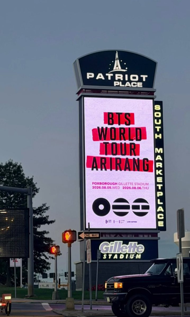 j1nzhu0o_'s tweet photo. Gillette stadium is ready for BTS~🇺🇲 https://t.co/b3fThjP4DJ