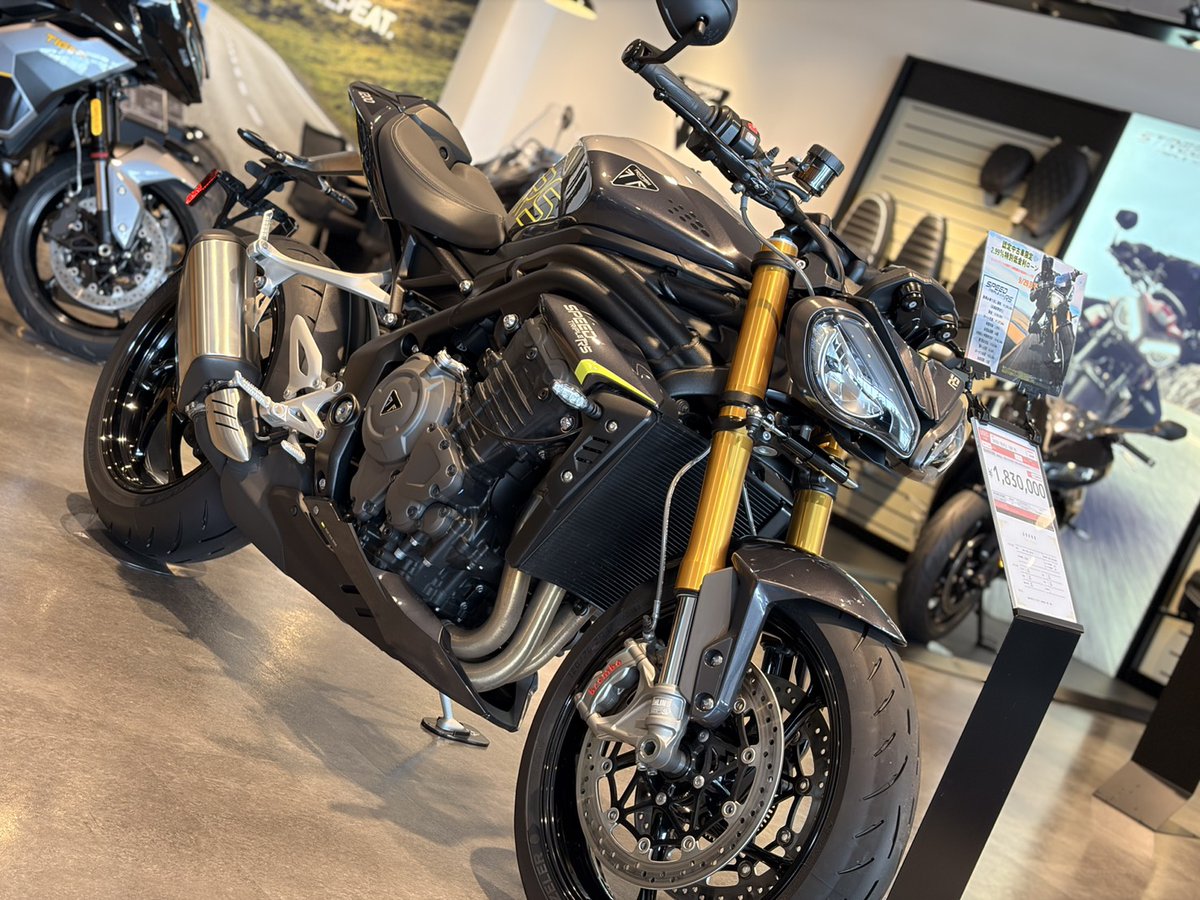 triumphkagosima's tweet photo. 当店認定中古車両のご紹介！
#SPEEDTRIPLERS 2026年モデル ワンオーナー車両🐝
最新の電子制御・オーリンズ製サスを搭載し、アグレッシブでワクワクする走りを堪能できます✨
細部まで美しいスタイリングと魅力的なお顔が最高です🥰
気になる方はぜひ実車を見に来てくださ～い❗

#トライアンフ鹿児島 https://t.co/J9ZX3yVyq2